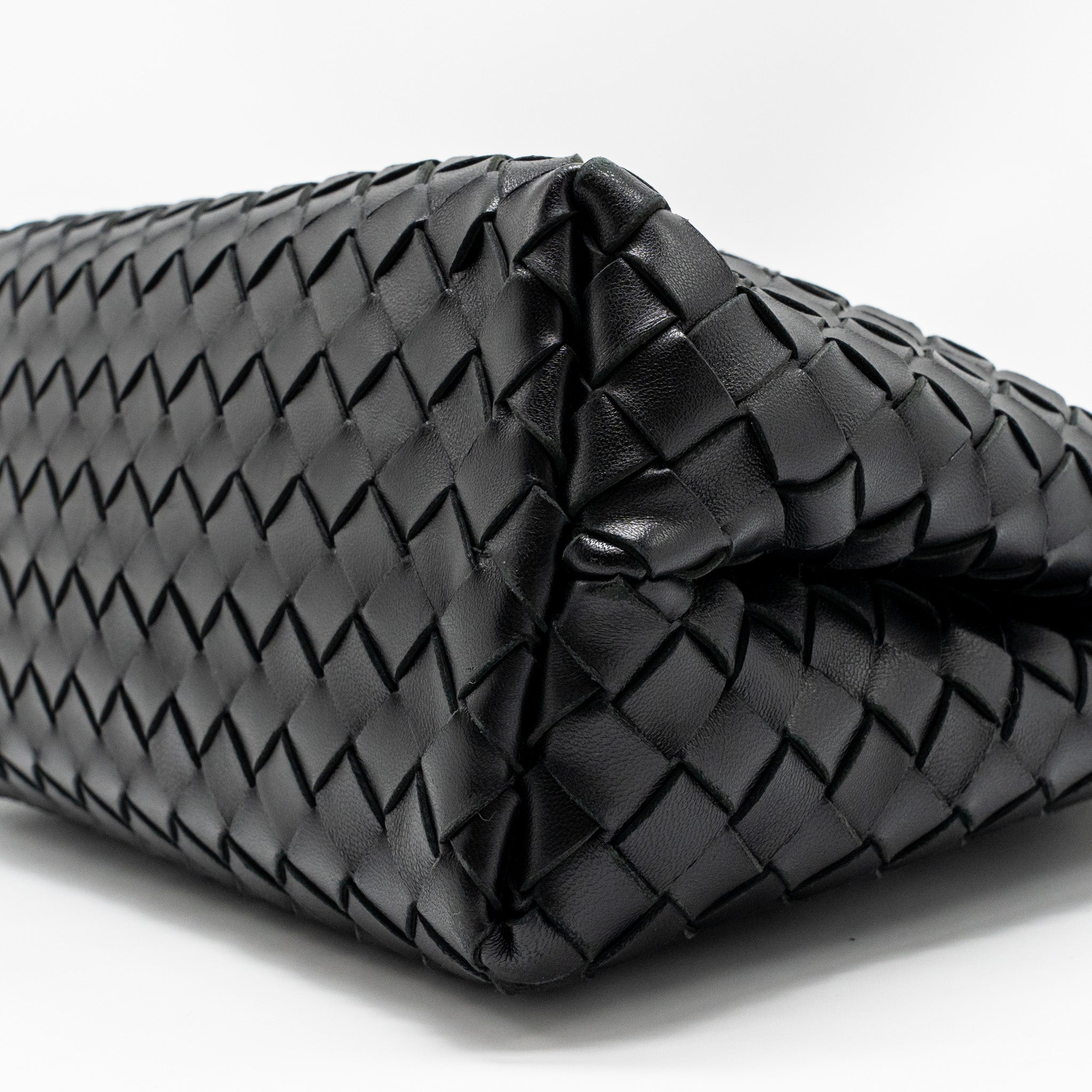 bottega-veneta-medium-andiamo-lambskin-black-ghw