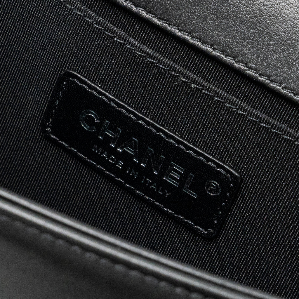 chanel-medium-boy-bag-calfskin-black-ruthenium-hardware