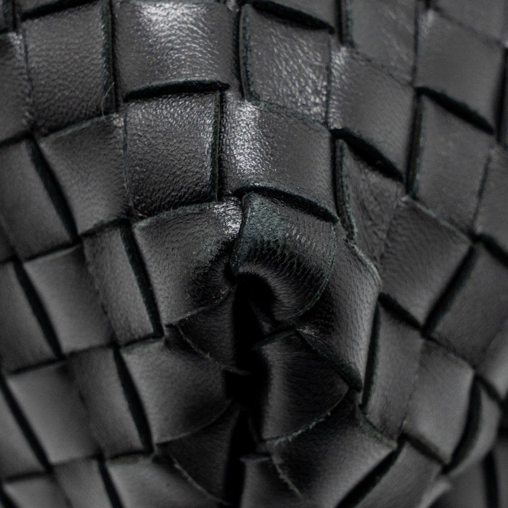 bottega-veneta-medium-andiamo-lambskin-black-ghw