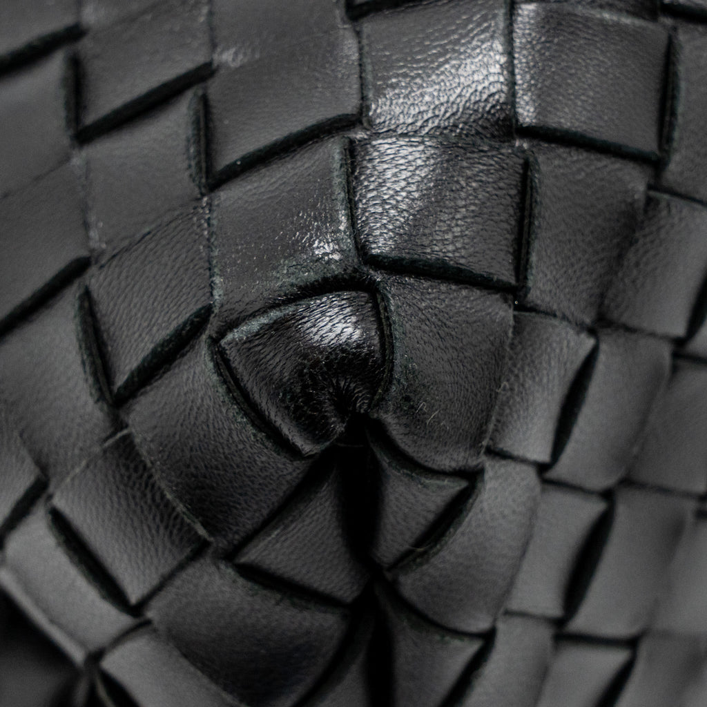 bottega-veneta-medium-andiamo-lambskin-black-ghw