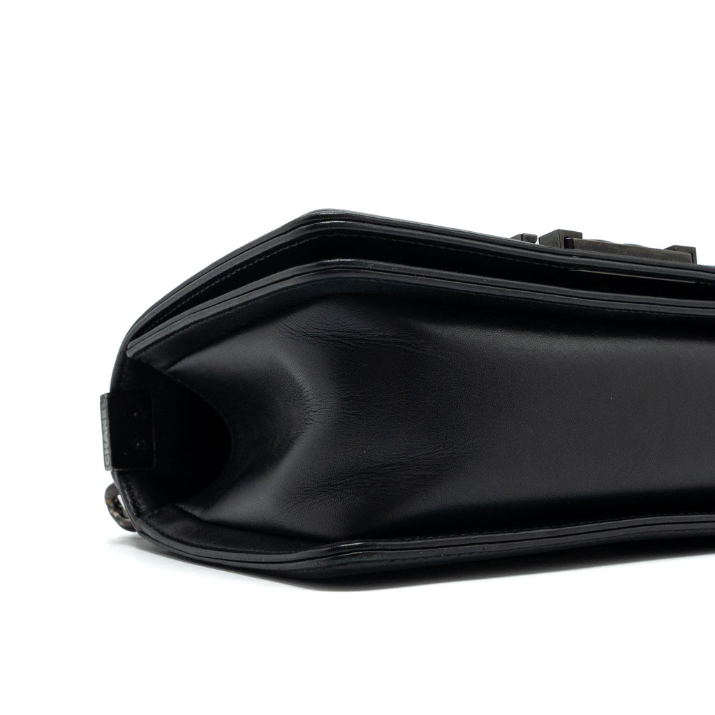 chanel-small-boy-bag-chevron-calfskin-black-iridescent-blue-black-hardware