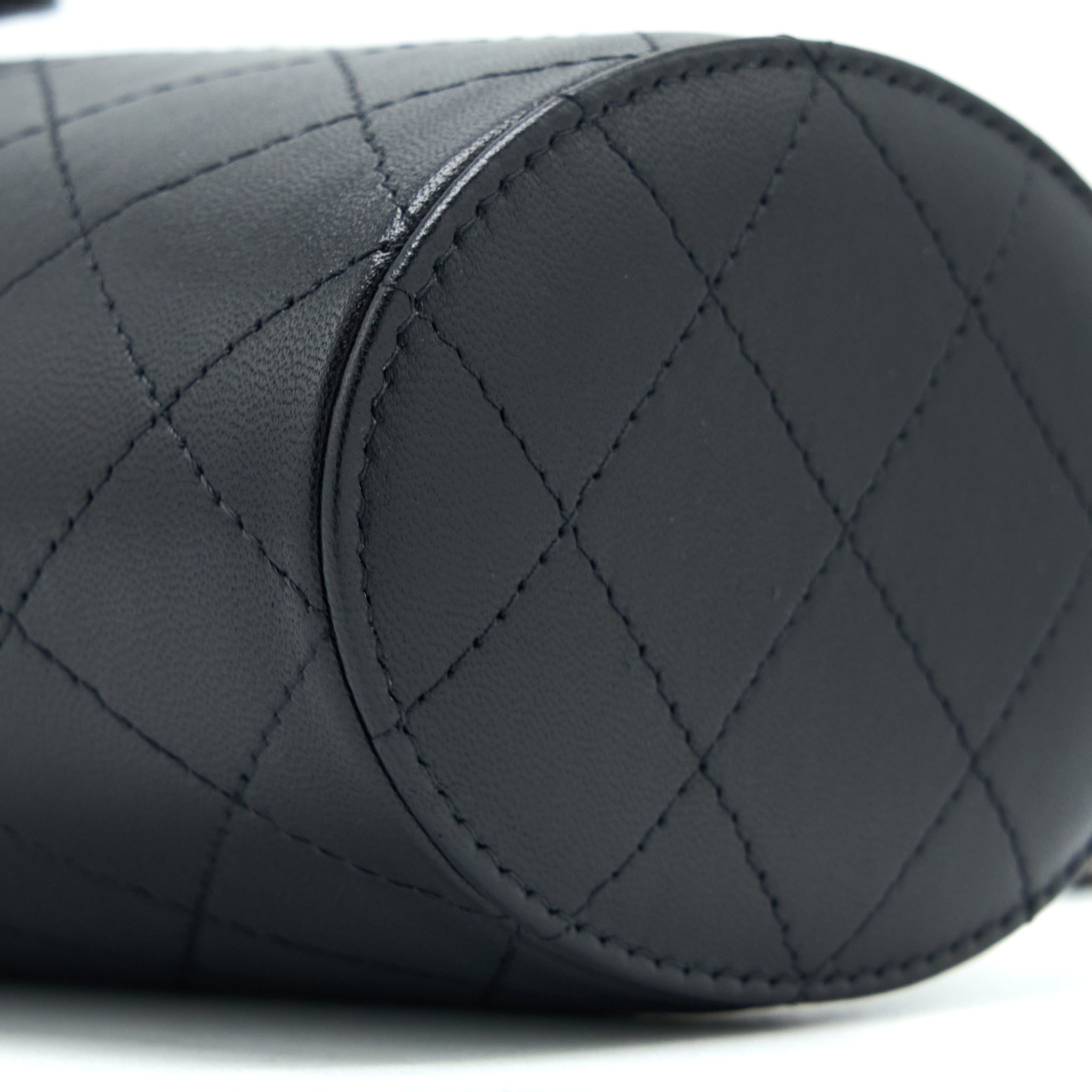 chanel-round-vanity-case-with-chain-lambskin-black-lghw