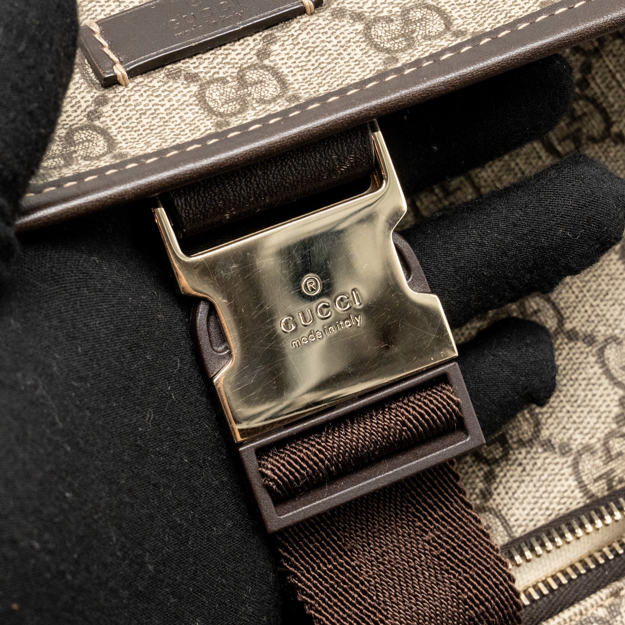 gucci-single-buckle-backpack-gg-supreme-canvas-brown-shw