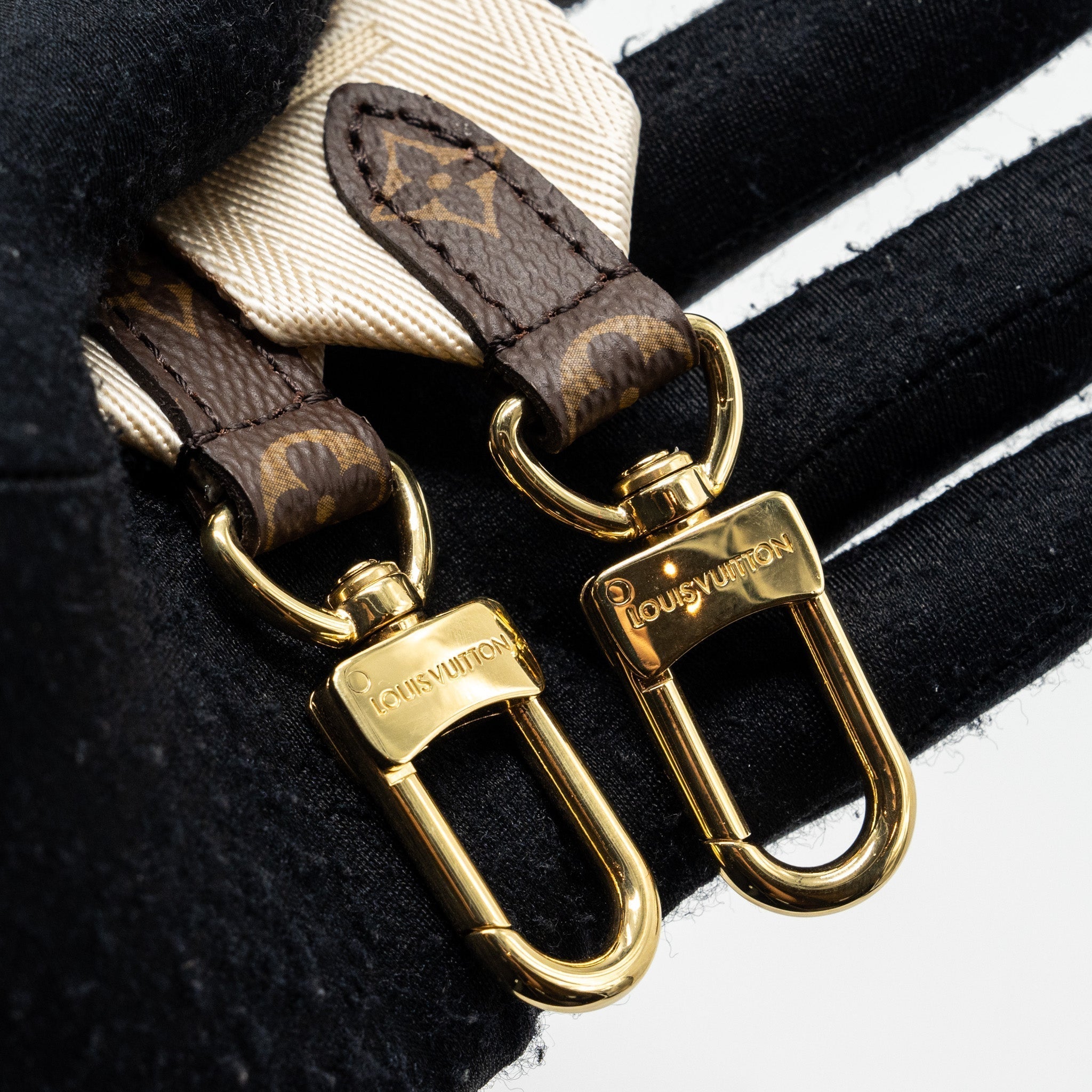 louis-vuitton-onthego-pm-monogram-canvas-ghw-new-version
