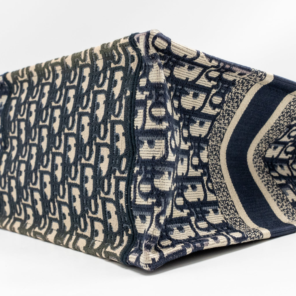 dior-small-book-tote-blue-ecru-dior-oblique-embroidry-copy