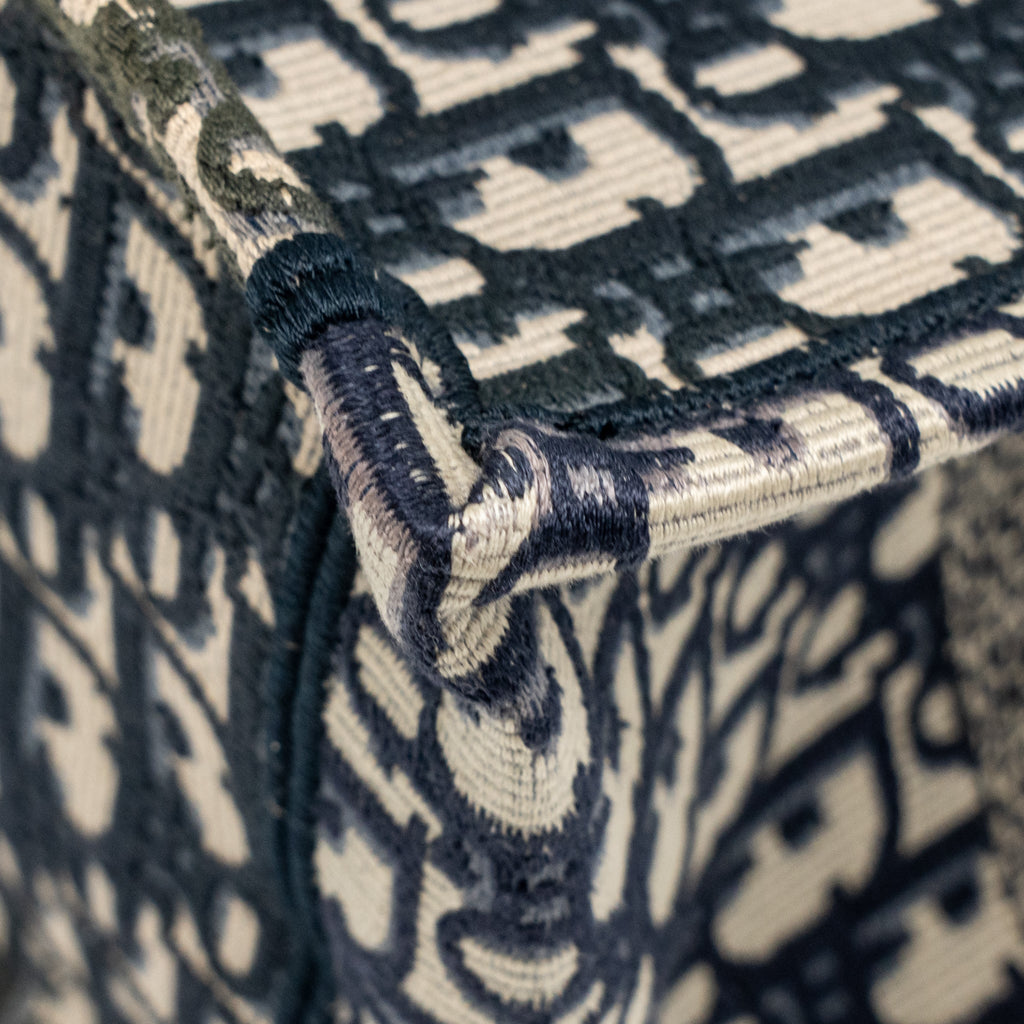 dior-small-book-tote-blue-ecru-dior-oblique-embroidry-copy