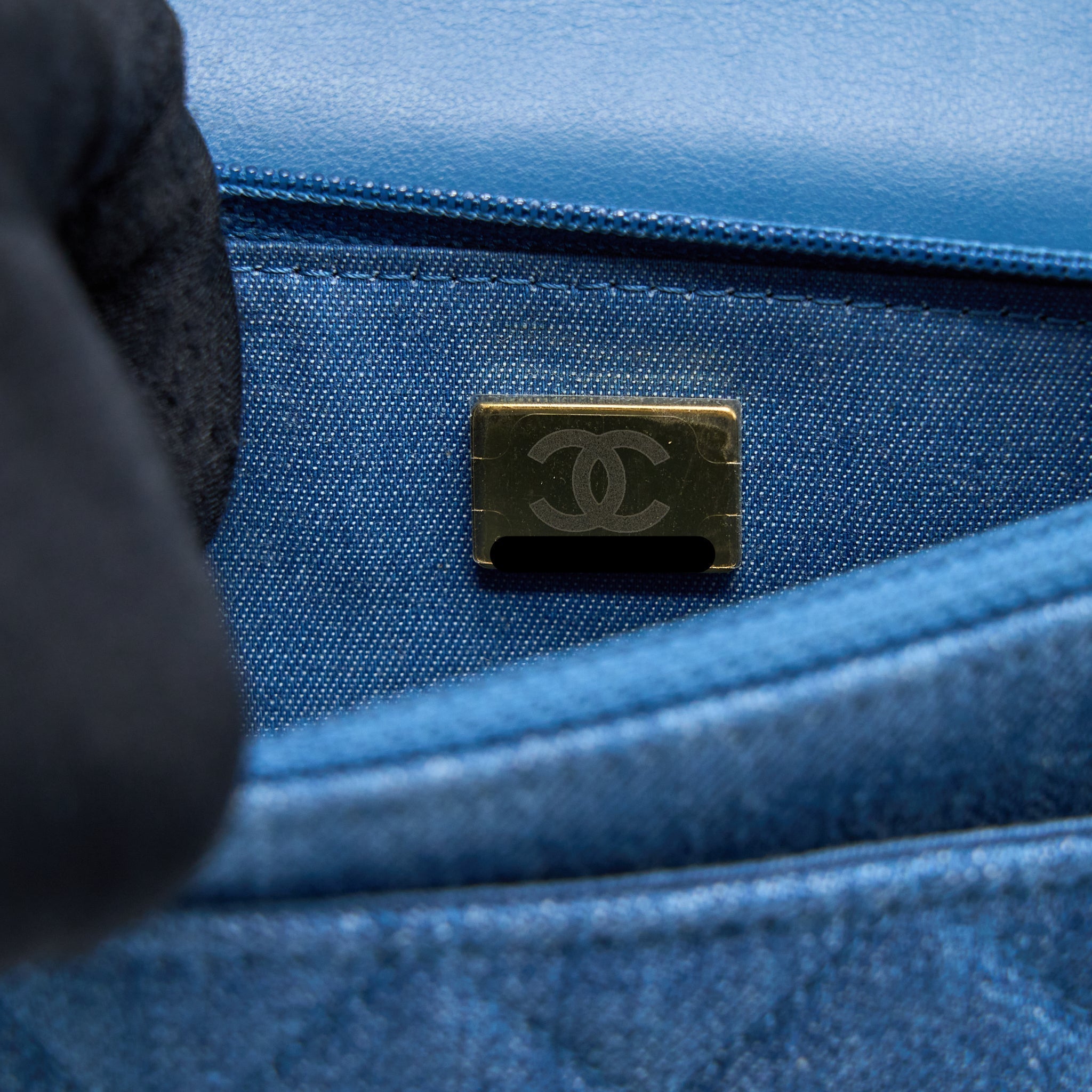 chanel-pearl-crush-wallet-on-chain-denim-light-blue-ghw-microchip