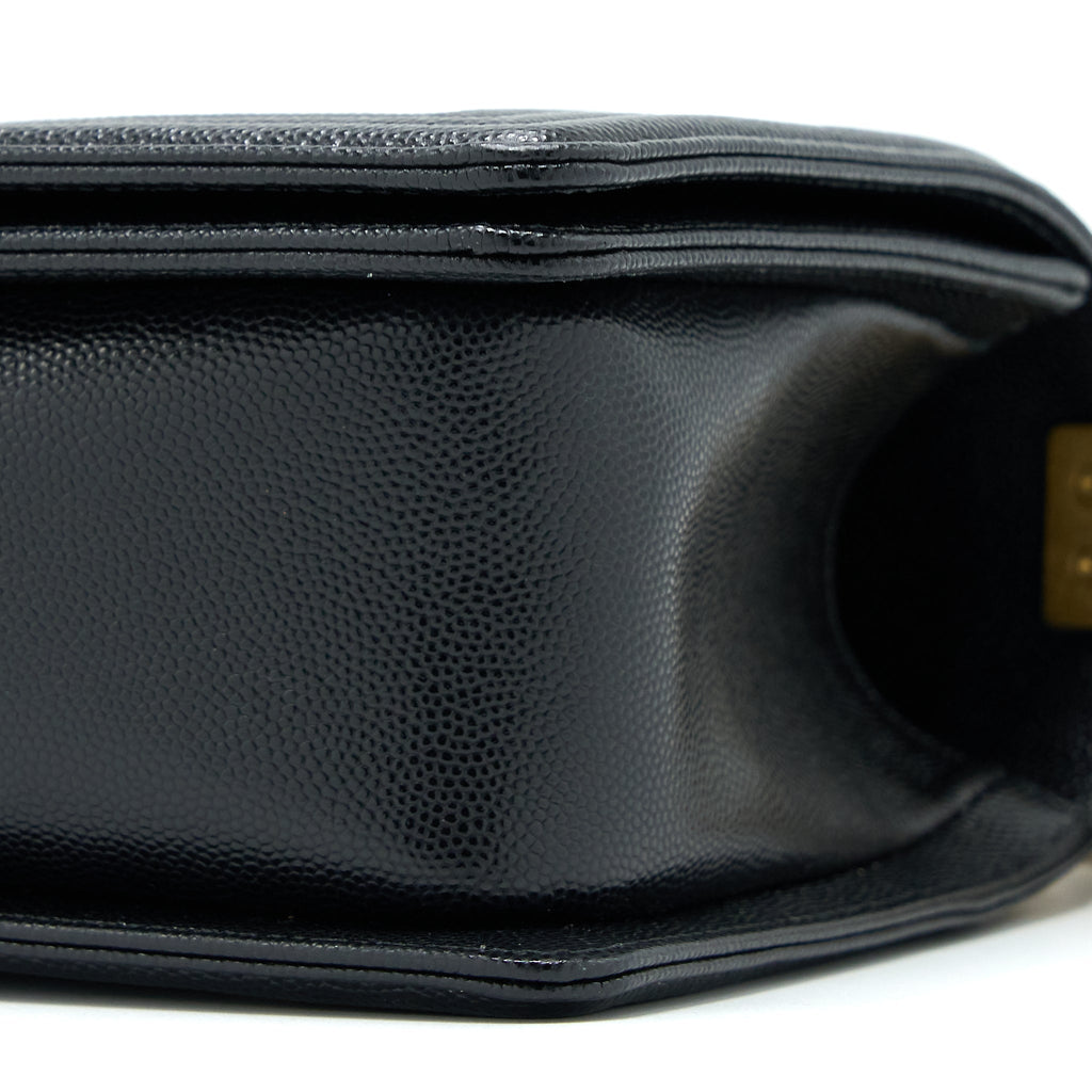chanel-medium-boy-bag-caviar-black-ghw