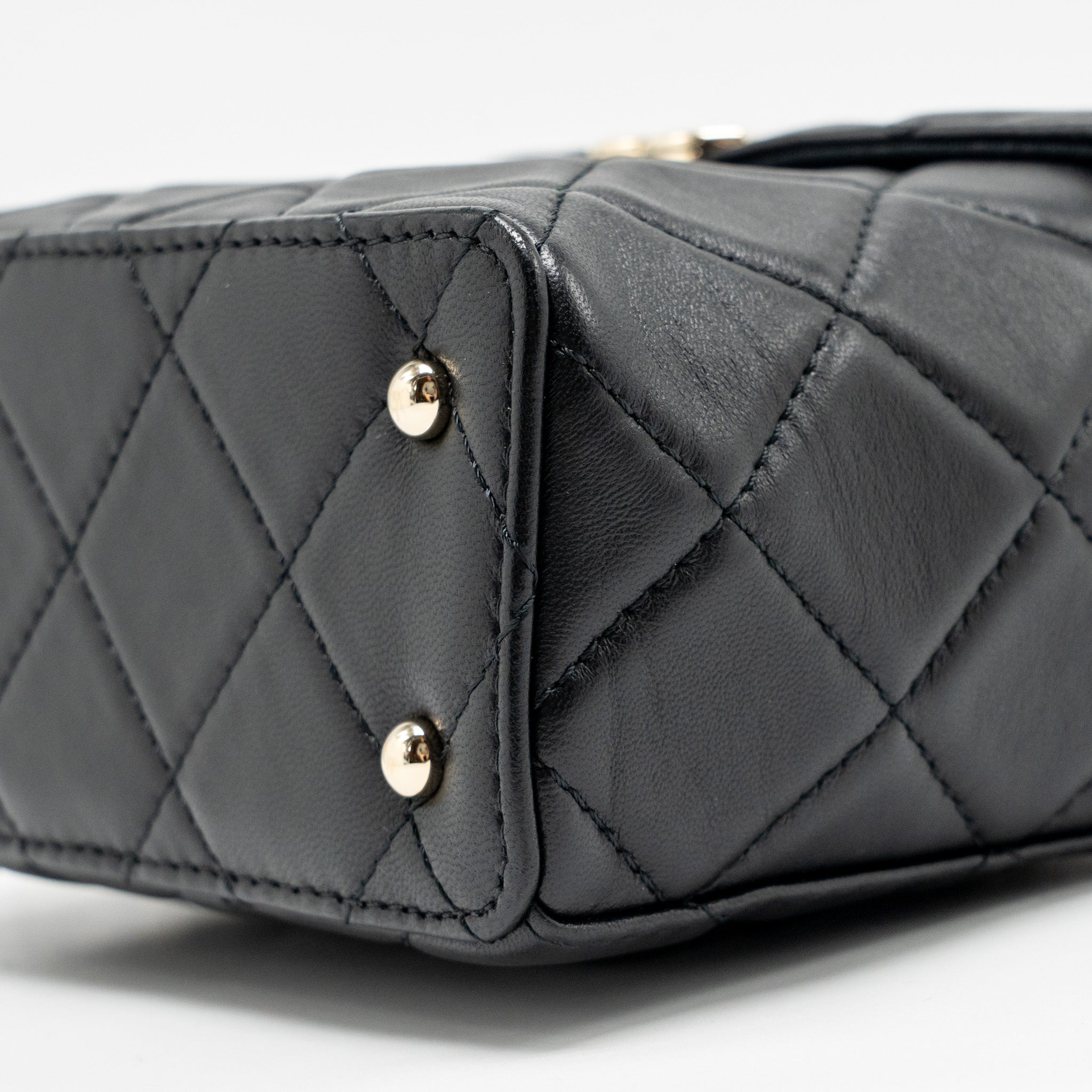 chanel-flap-vanity-with-chain-lambskin-black-lgwh-microchip