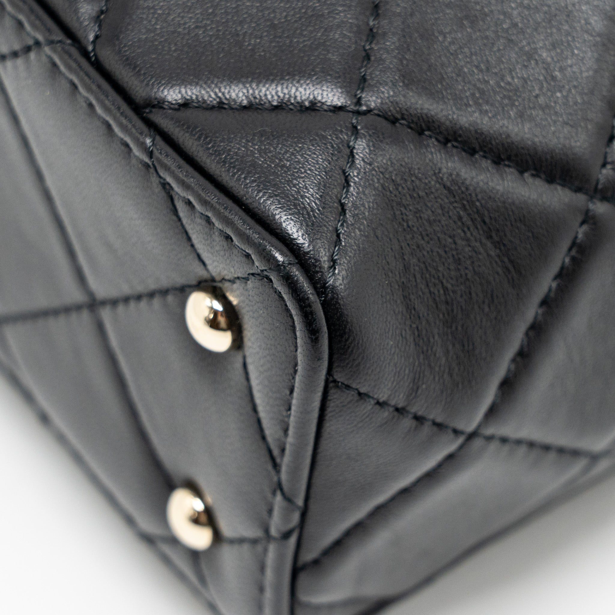 chanel-flap-vanity-with-chain-lambskin-black-lgwh-microchip