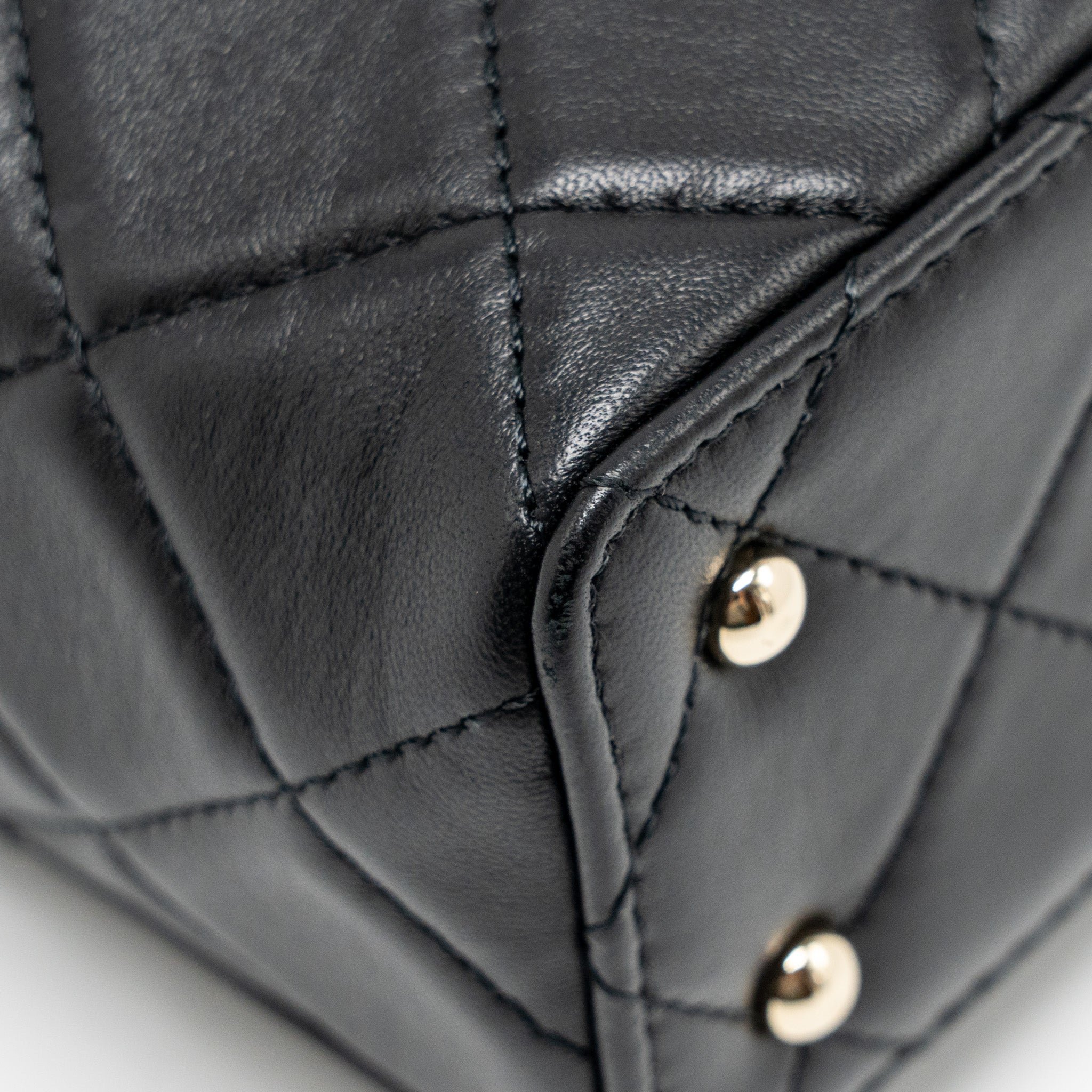 chanel-flap-vanity-with-chain-lambskin-black-lgwh-microchip