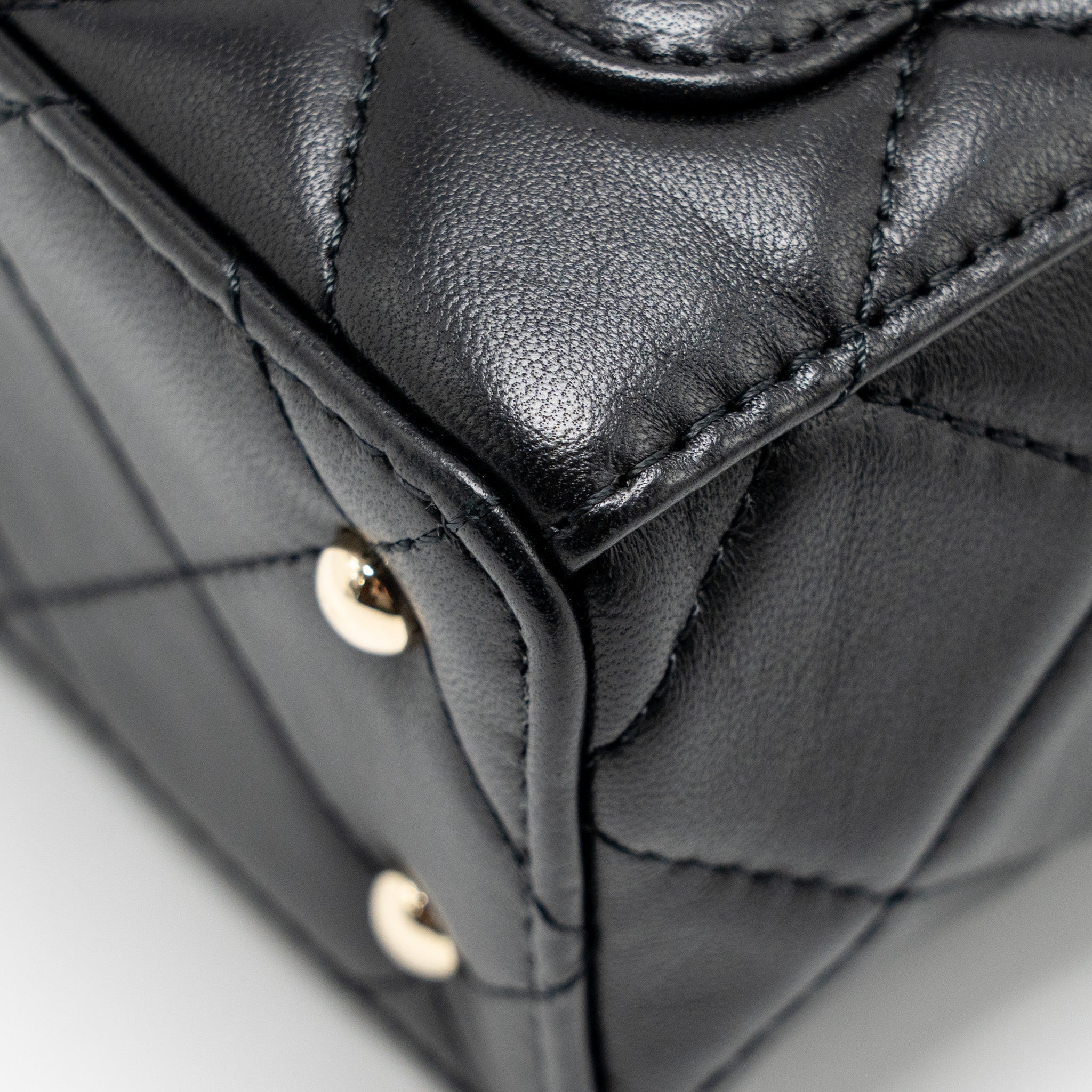 chanel-flap-vanity-with-chain-lambskin-black-lgwh-microchip