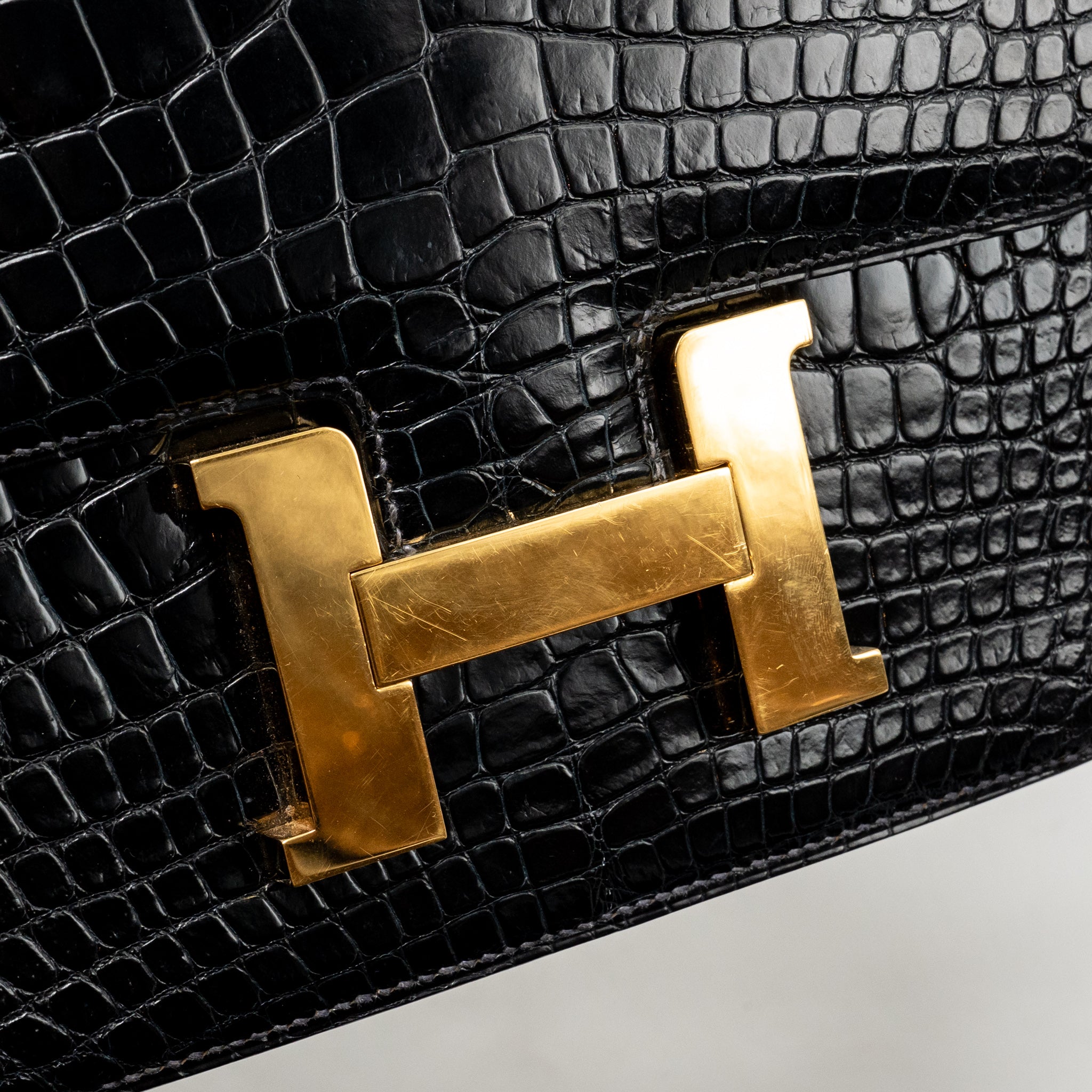 hermes-vintage-constance-24-shiny-alligator-dark-blue-ghw-stamp-circle-y