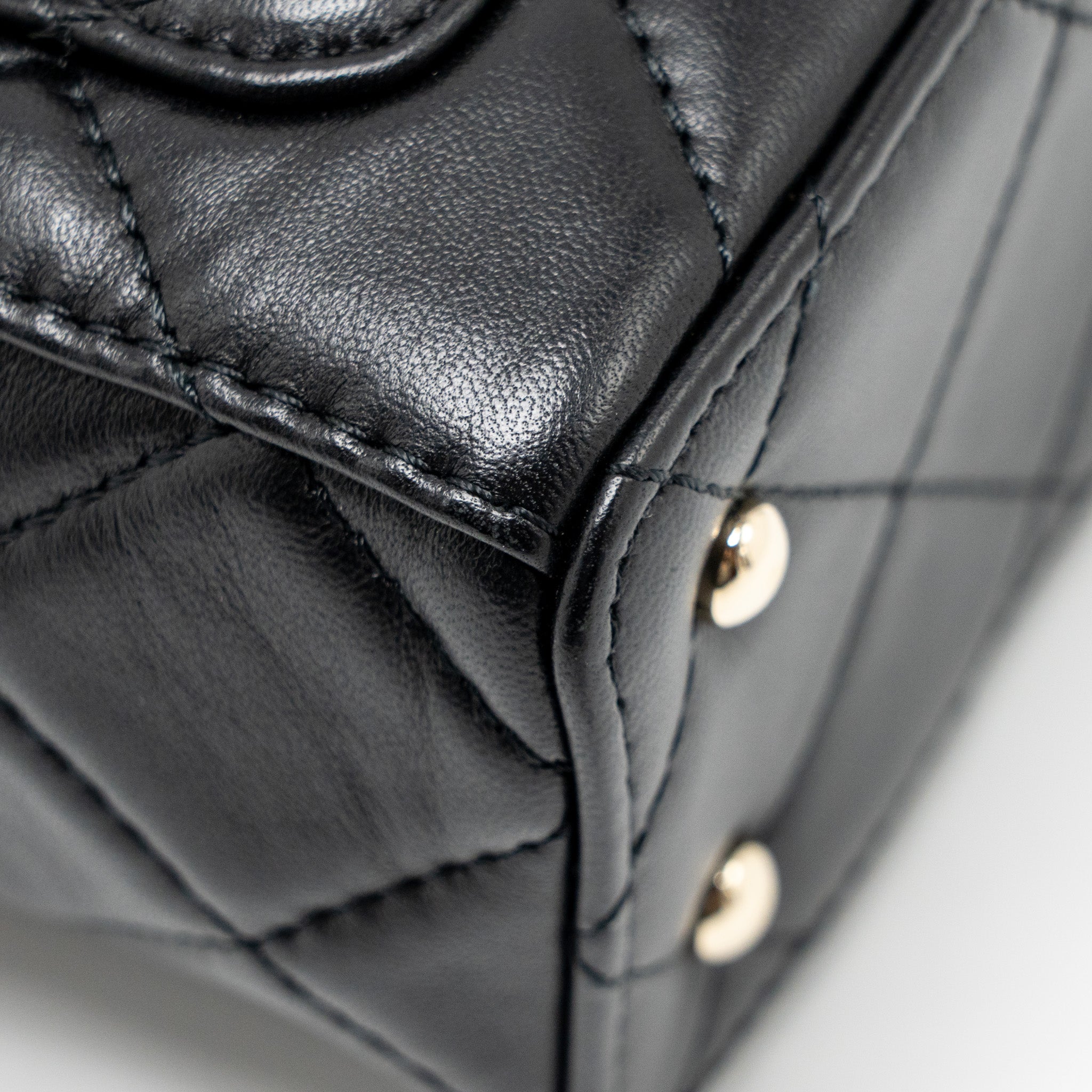 chanel-flap-vanity-with-chain-lambskin-black-lgwh-microchip