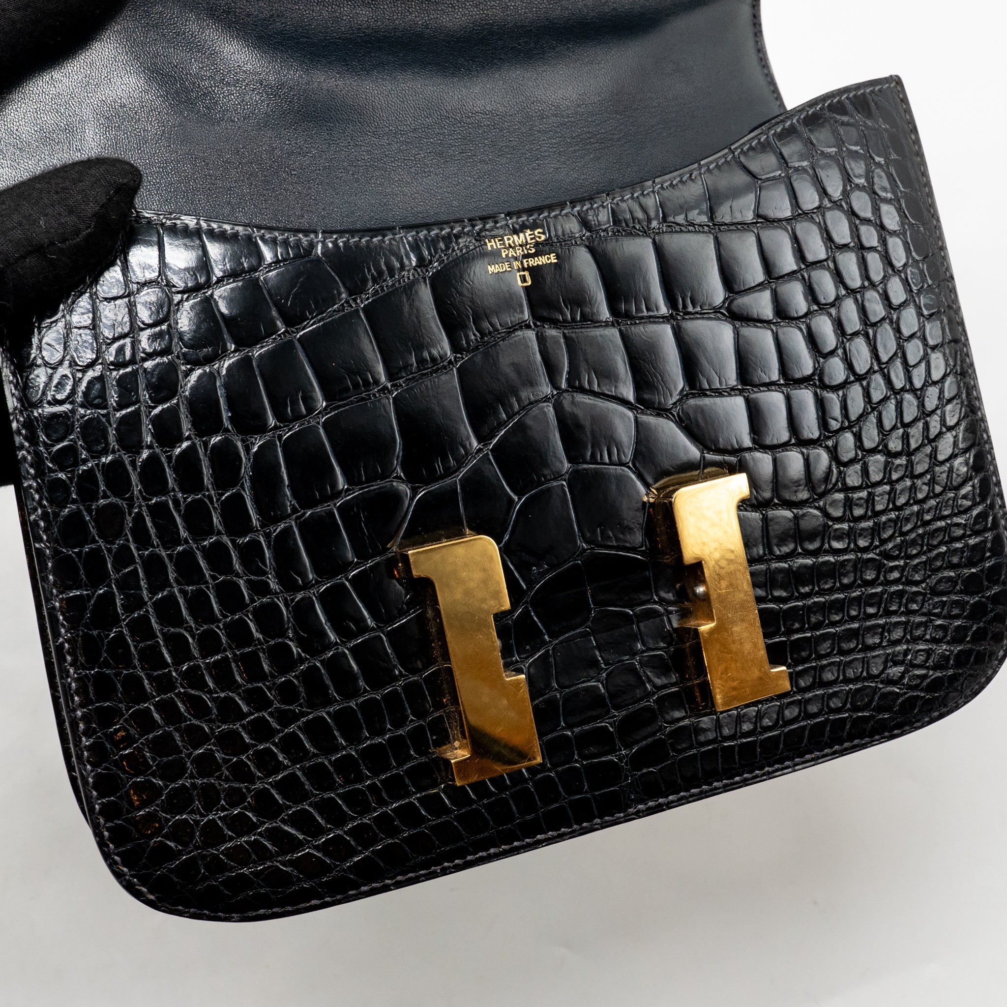 hermes-vintage-constance-24-shiny-alligator-dark-blue-ghw-stamp-circle-y