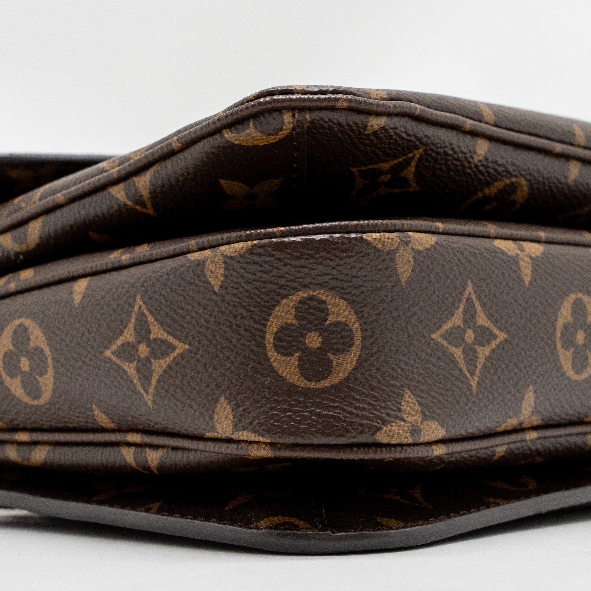 louis-vuitton-pochette-metis-monogram-canvas-ghw-33