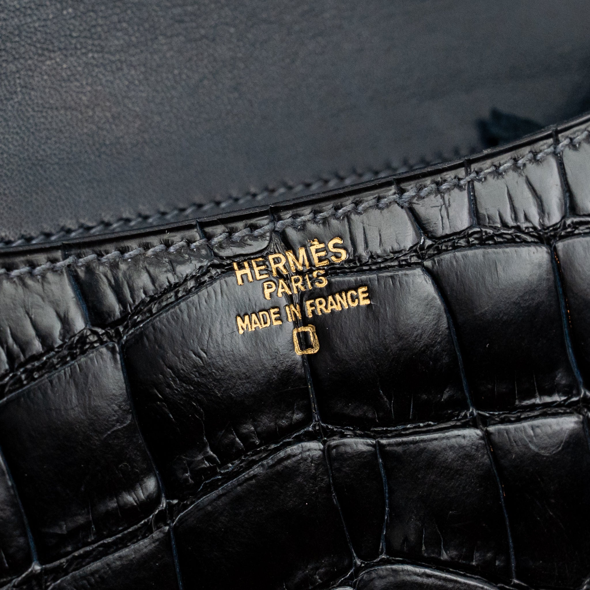 hermes-vintage-constance-24-shiny-alligator-dark-blue-ghw-stamp-circle-y