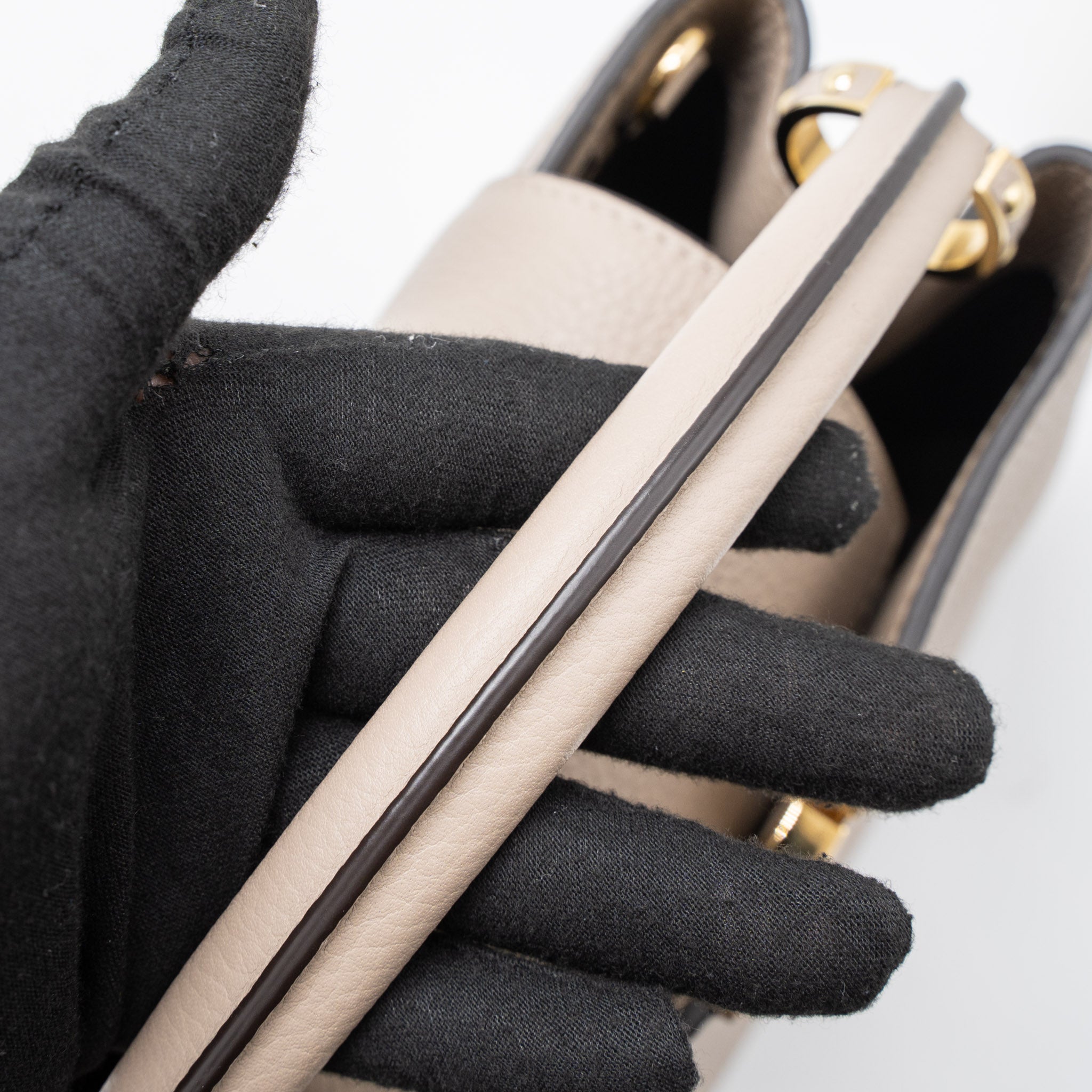 louis-vuitton-capucines-bb-taurillon-galet-ghw-1