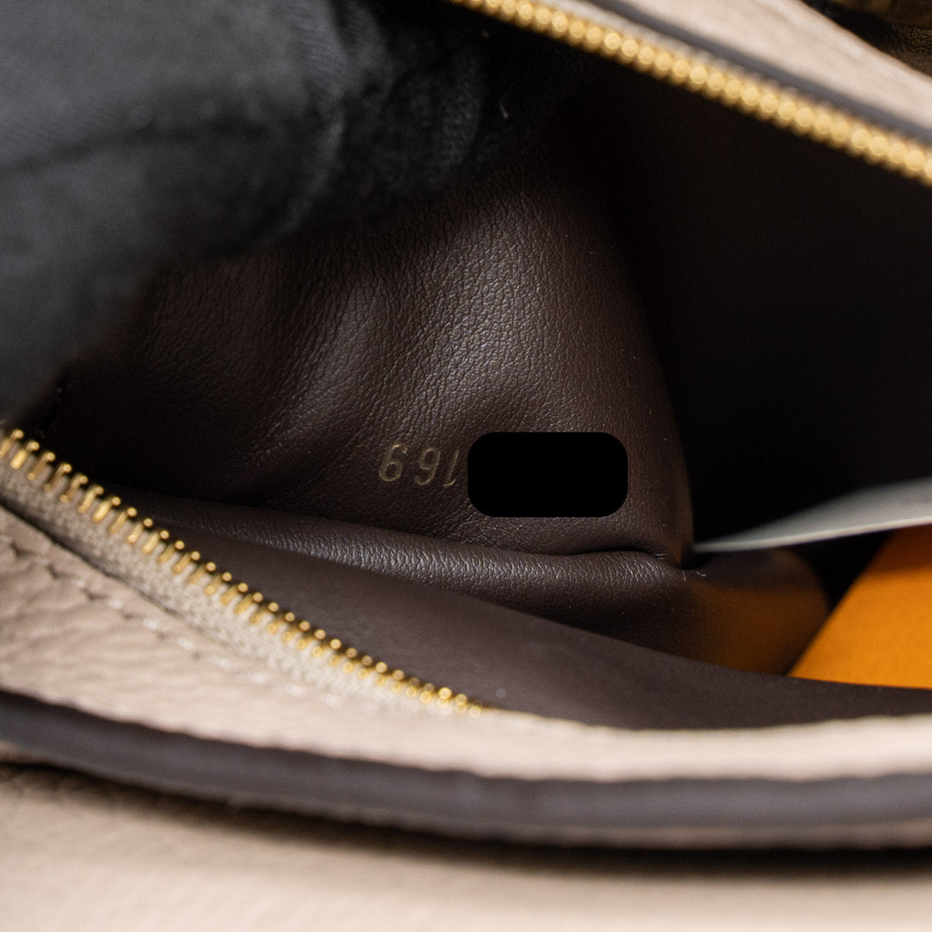 louis-vuitton-capucines-bb-taurillon-galet-ghw-1