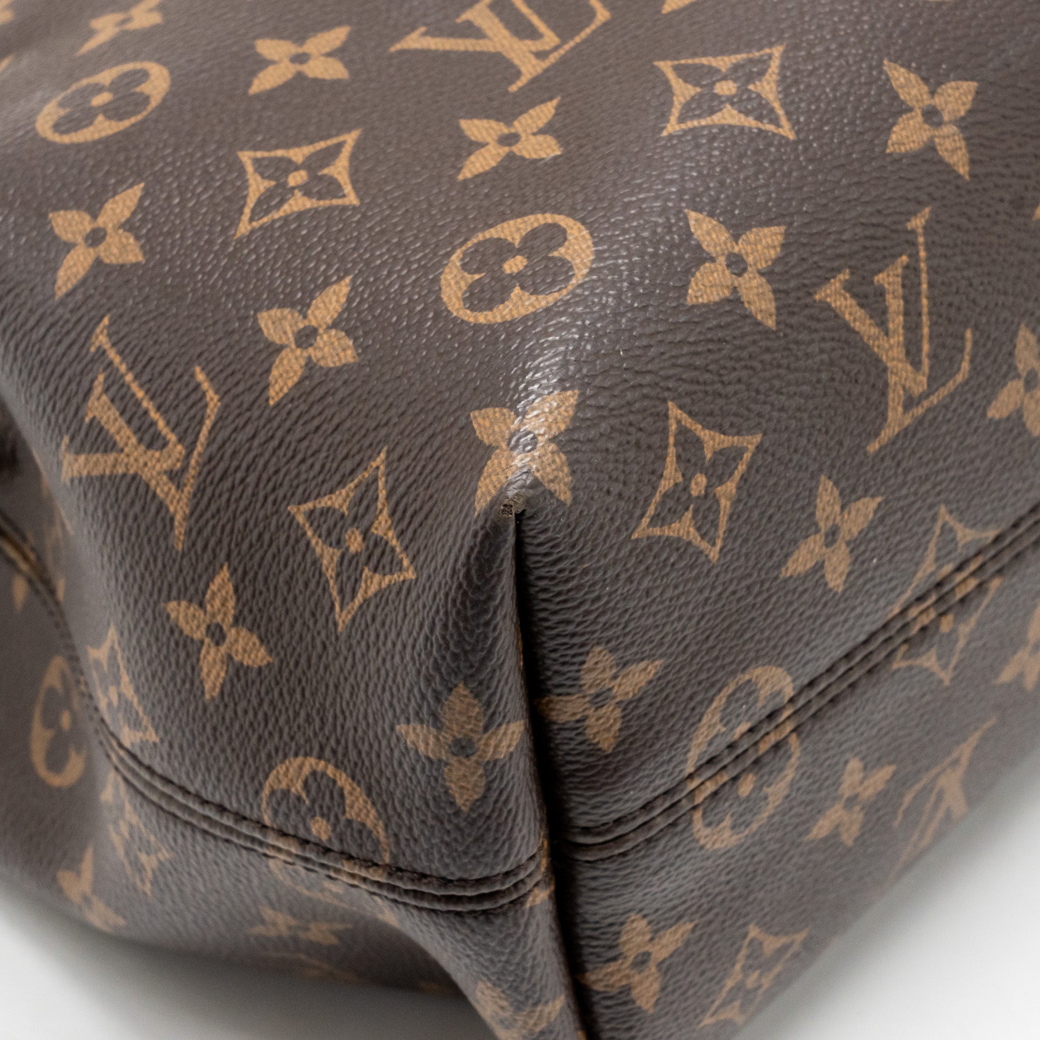 louis-vuitton-coussin-pm-lambskin-black-ghw-copy-1