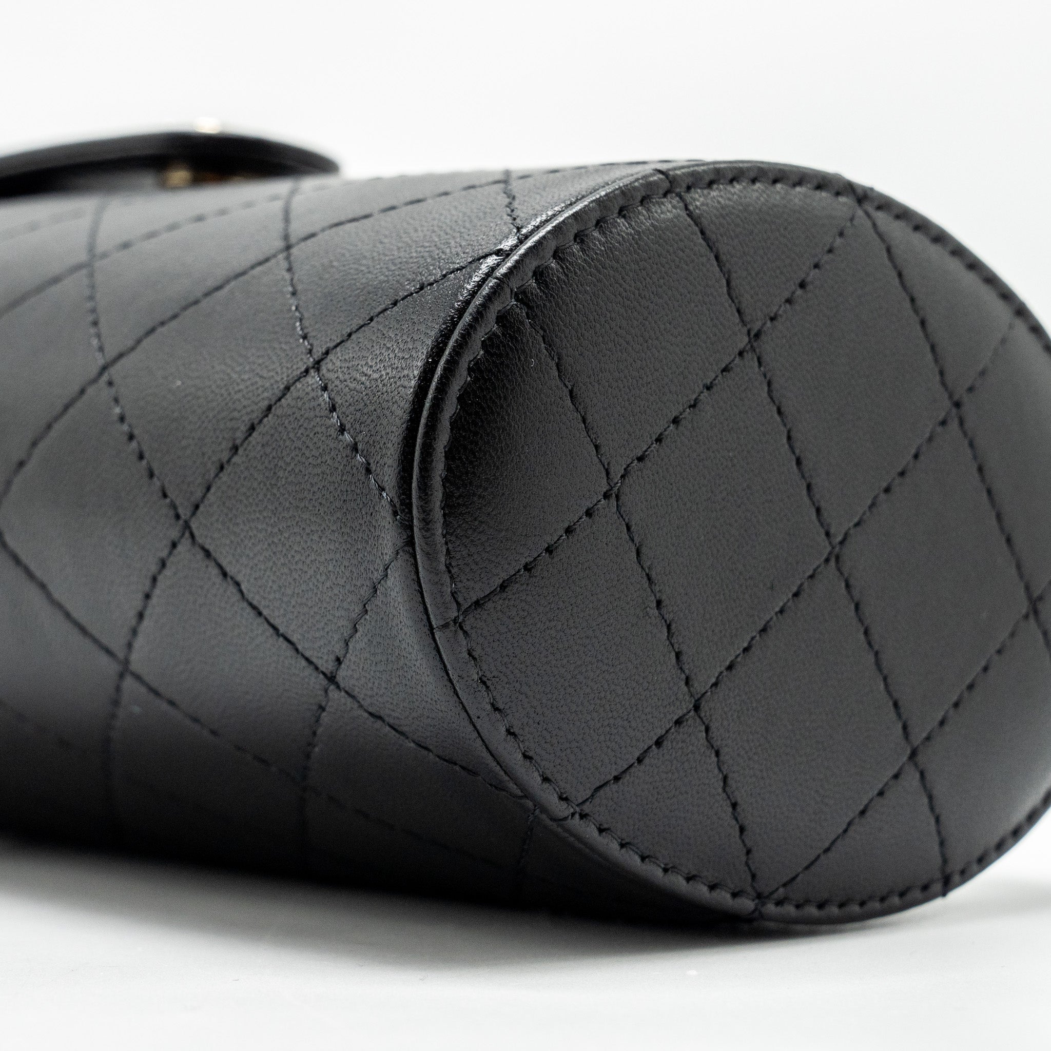 chanel-cc-round-vanity-case-with-chain-lambskin-black-lghw