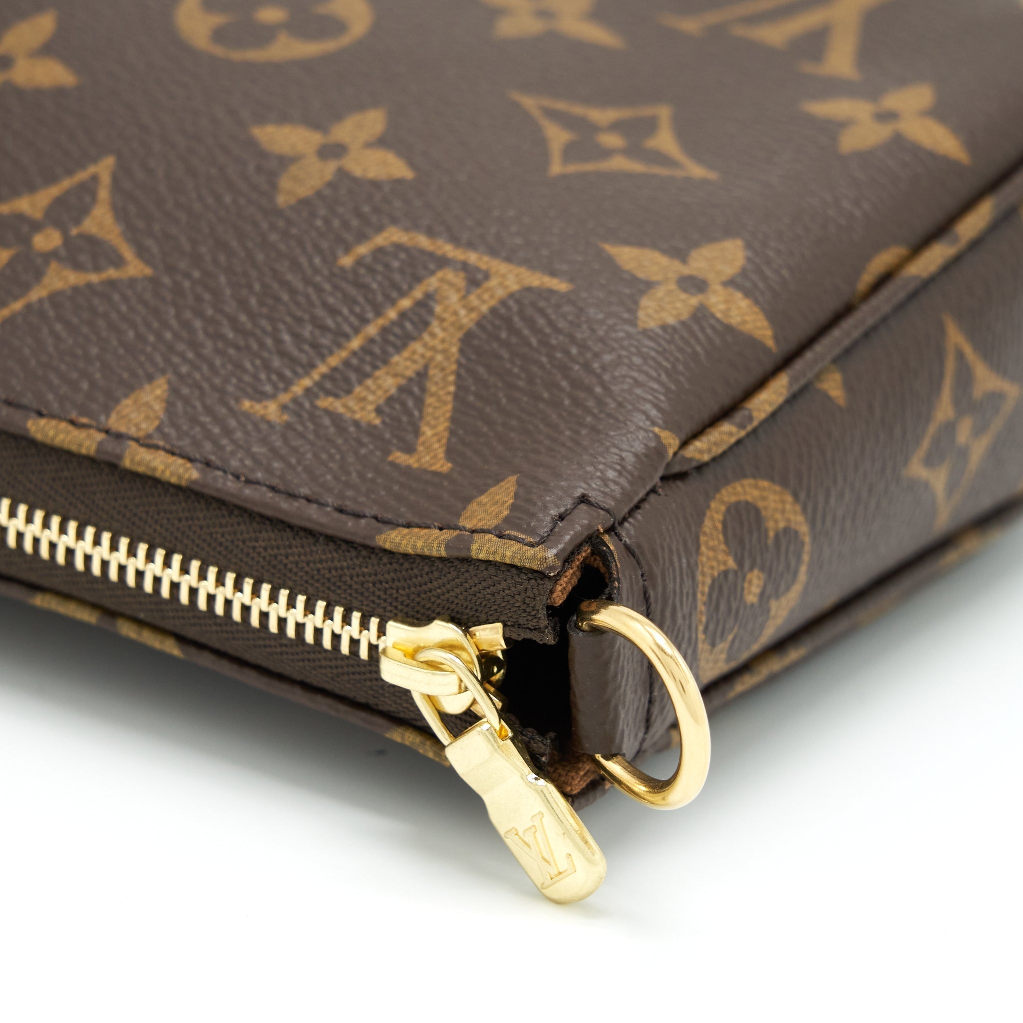 louis-vuitton-pochette-accessories-monogram-canvas-ghw