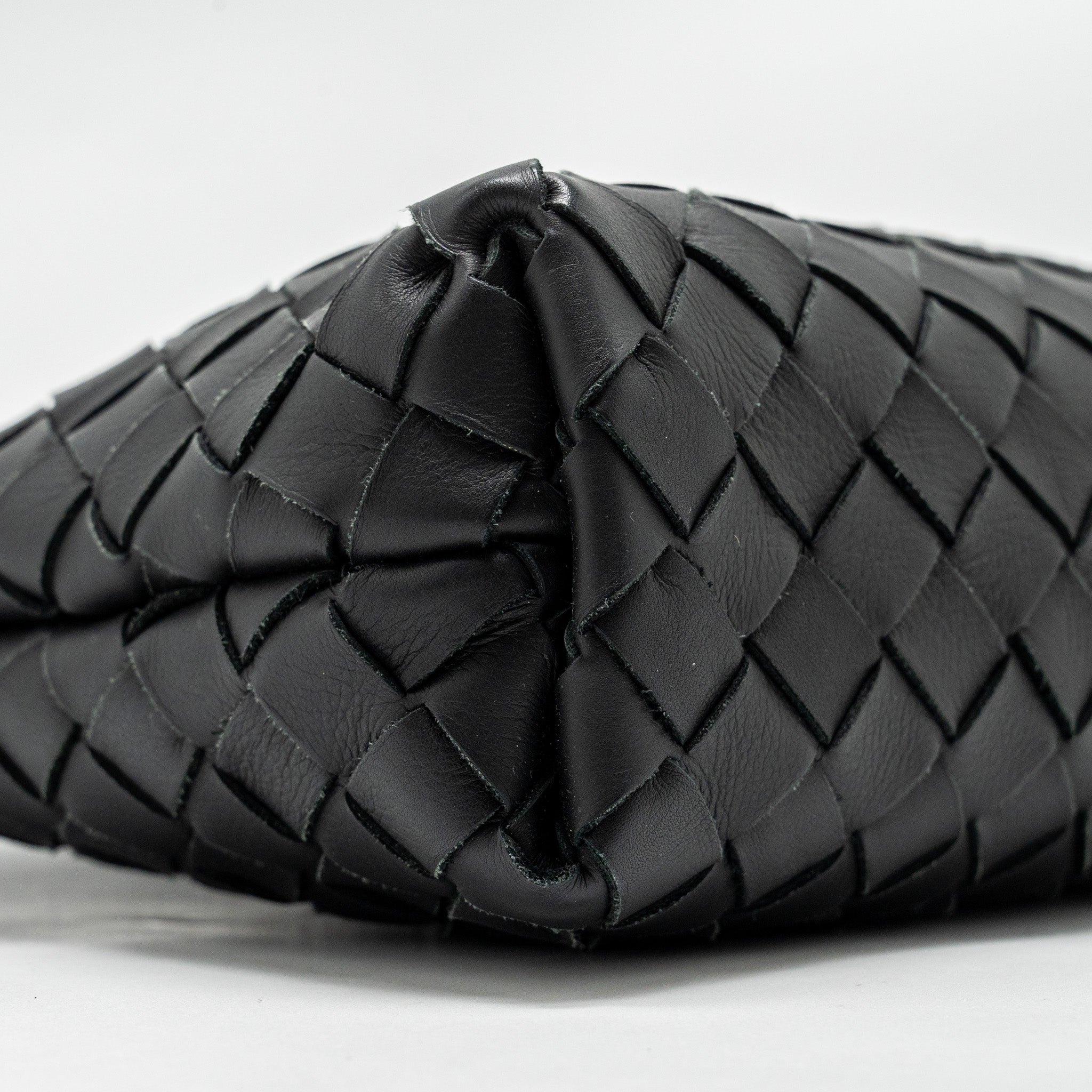 bottega-veneta-intrecciato-pouch-calfskin-black-shw