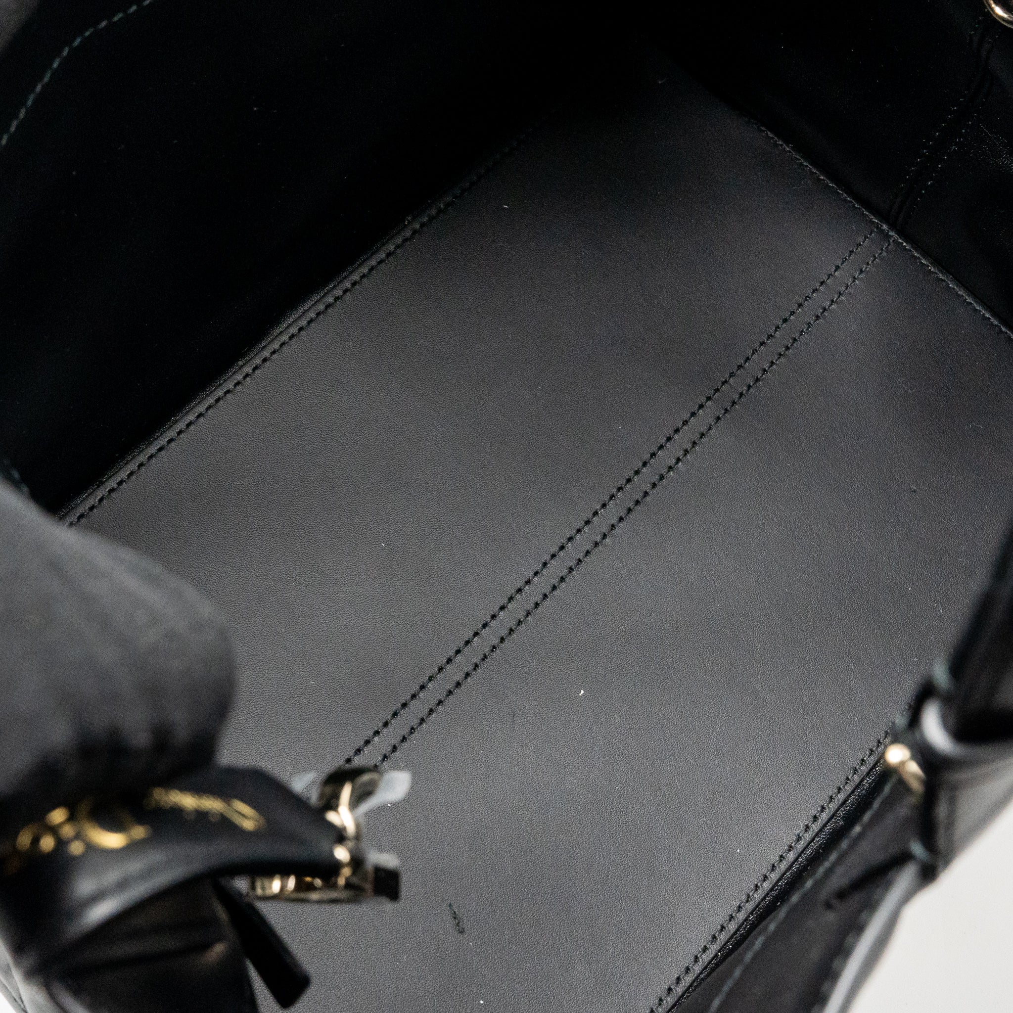 dior-medium-dior-toujours-tote-bag-macrocannage-calfskin-black-lghw-copy