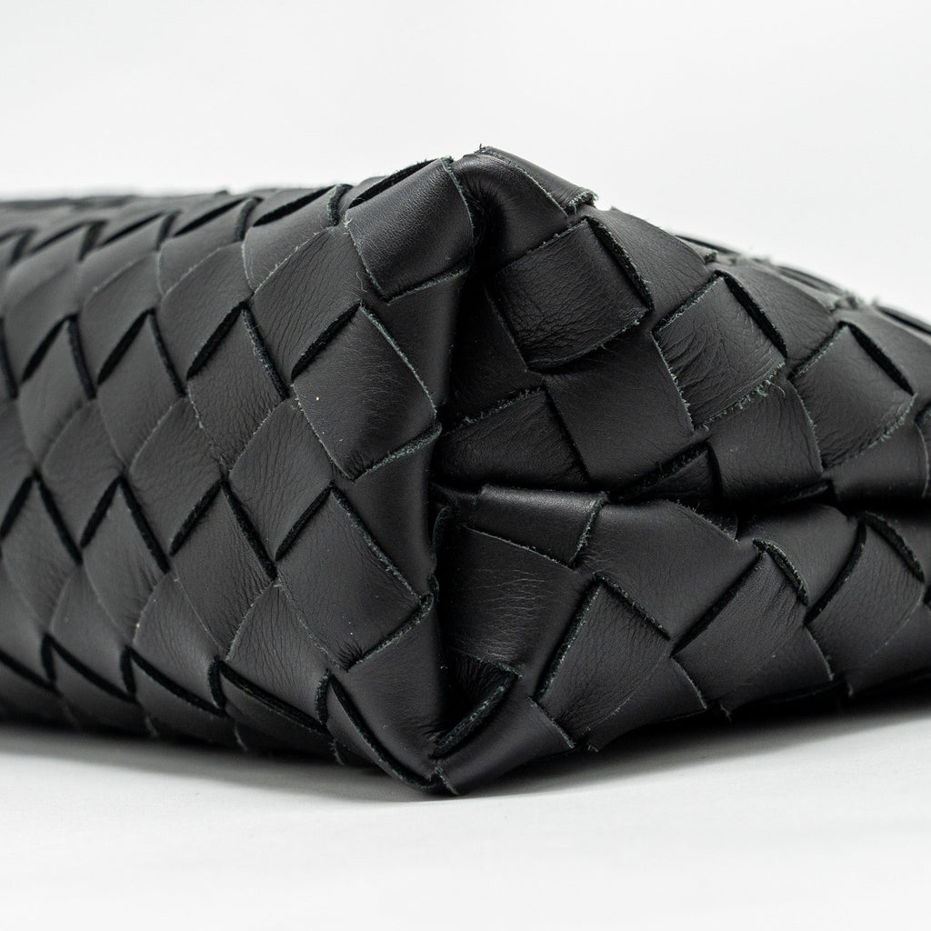 bottega-veneta-intrecciato-pouch-calfskin-black-shw