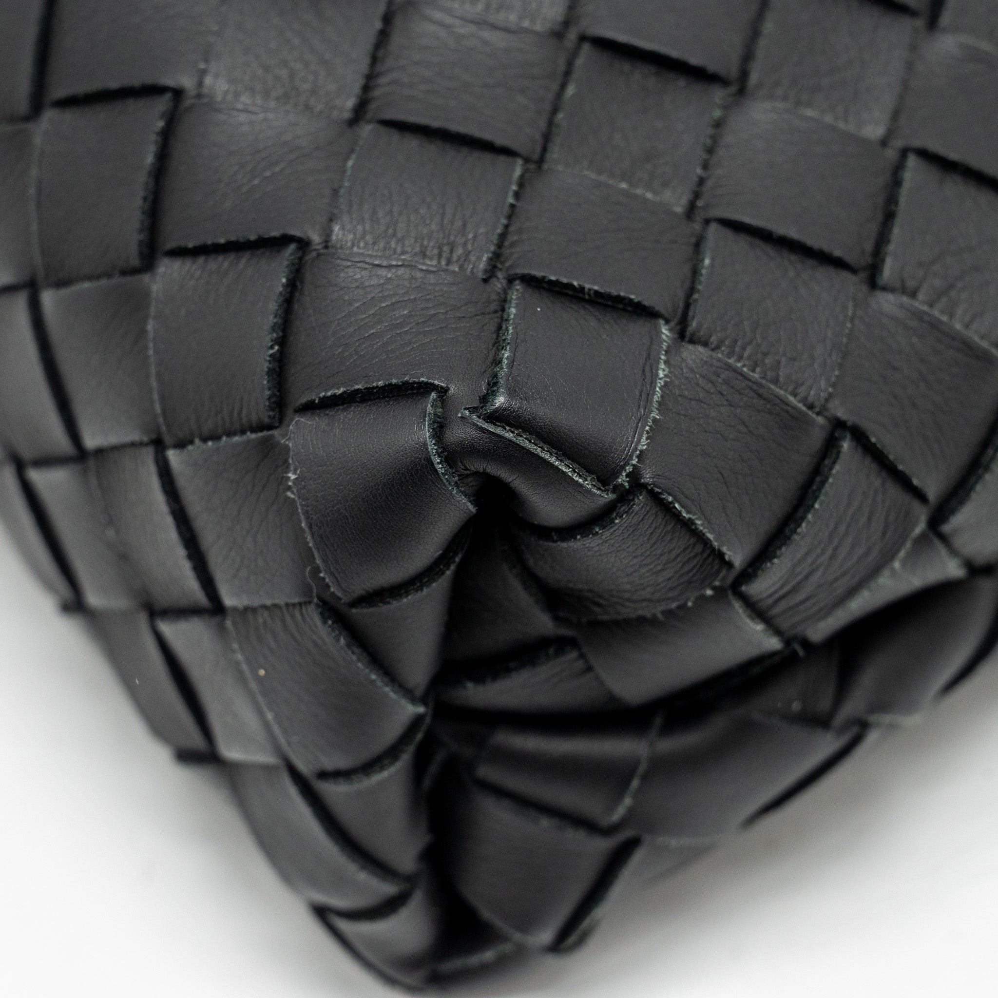bottega-veneta-intrecciato-pouch-calfskin-black-shw
