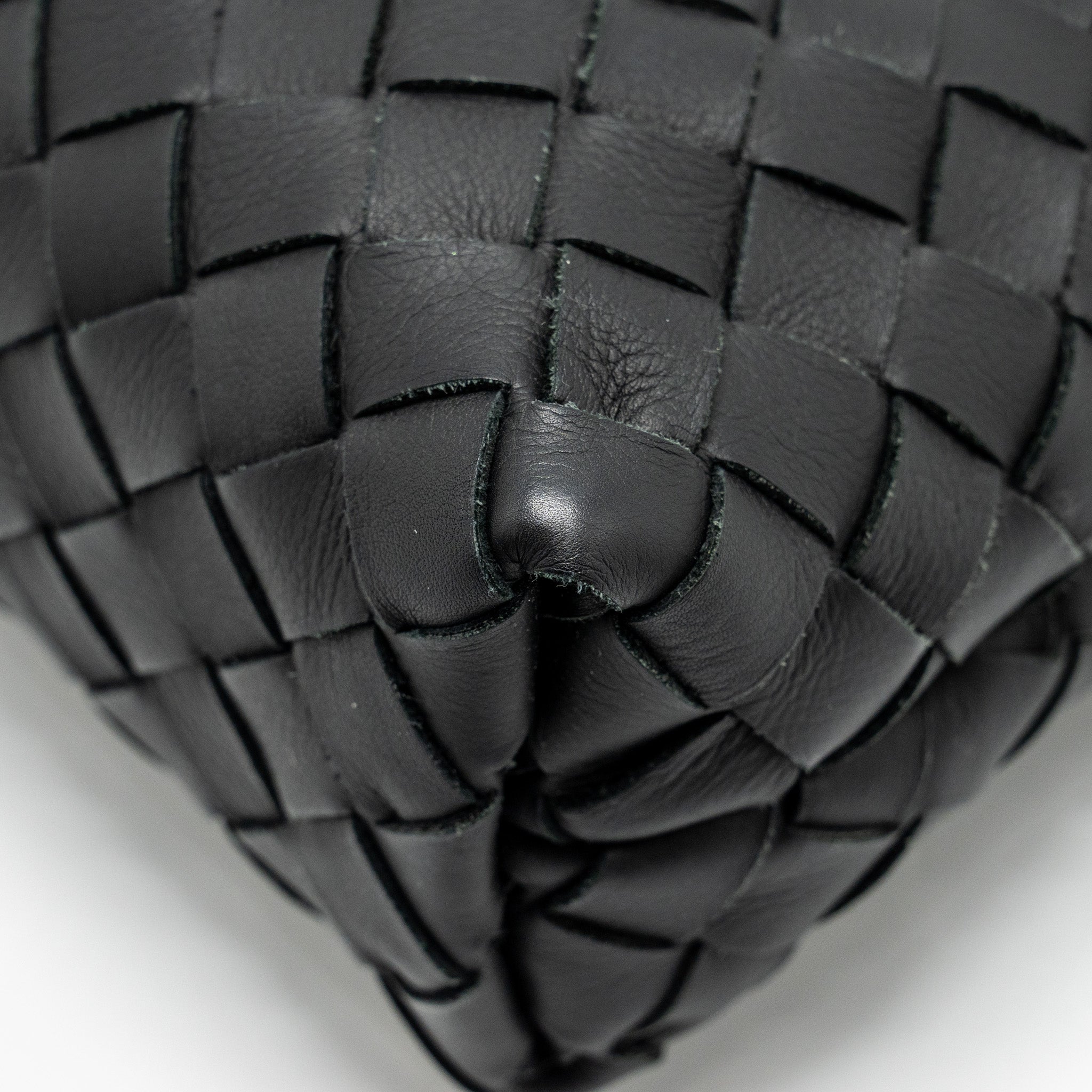 bottega-veneta-intrecciato-pouch-calfskin-black-shw