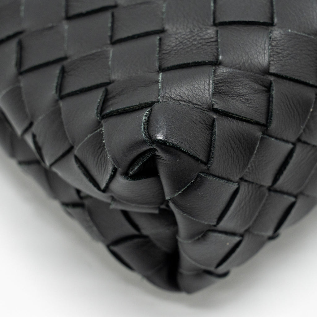 bottega-veneta-intrecciato-pouch-calfskin-black-shw
