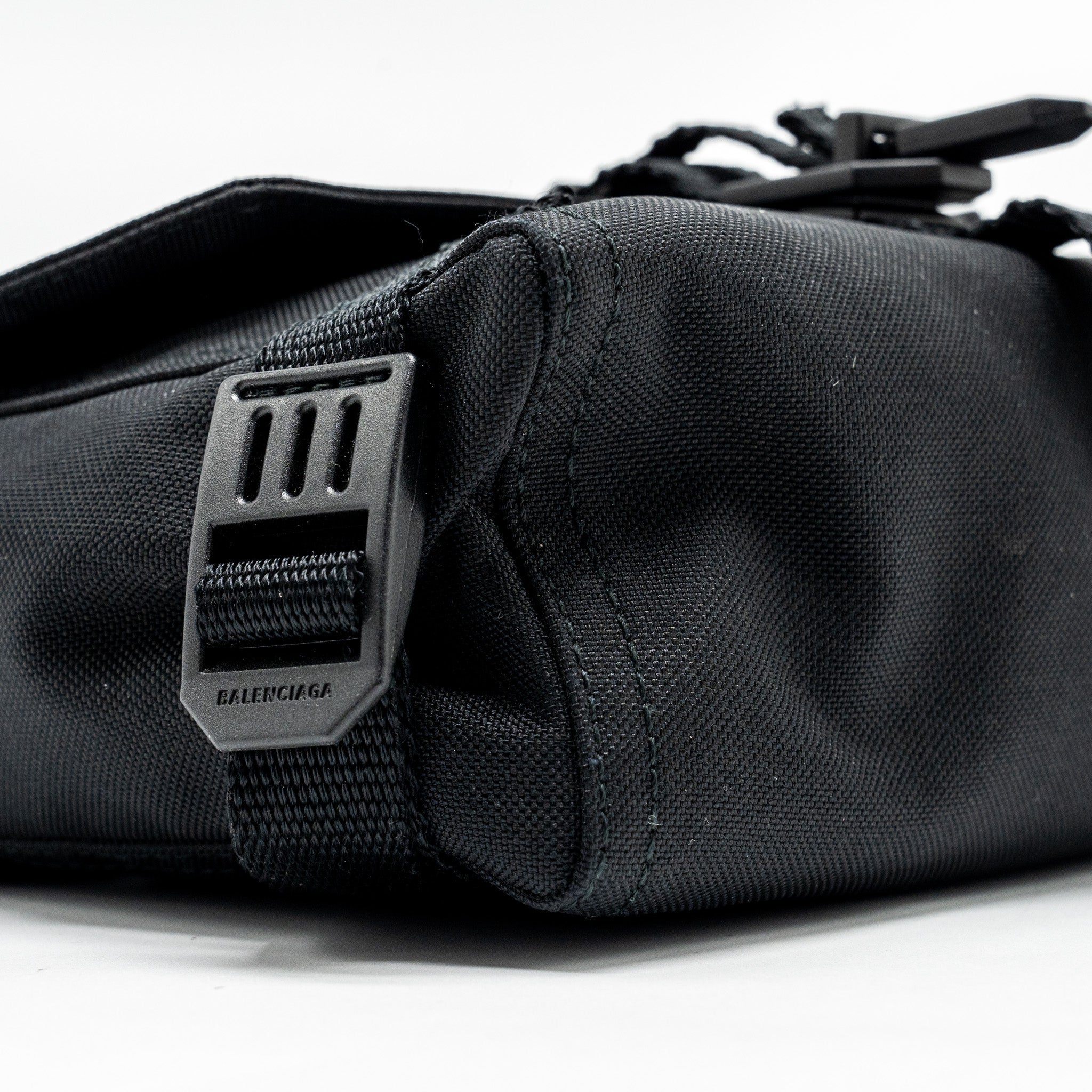 balenciaga-army-messenger-bag-black-recycled-nylon-black
