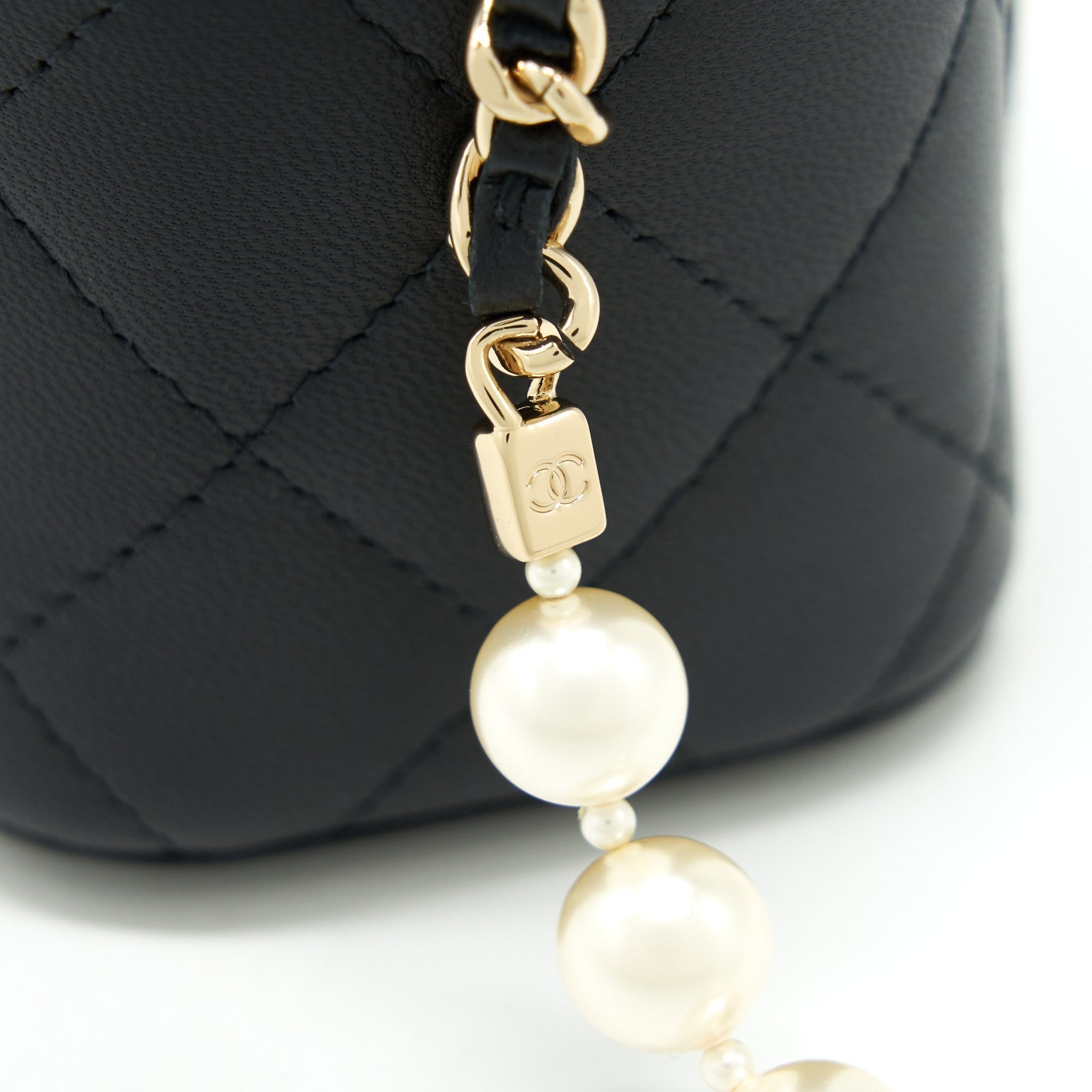 chanel-mini-vanity-with-pearl-chain-lambskin-black-lghw