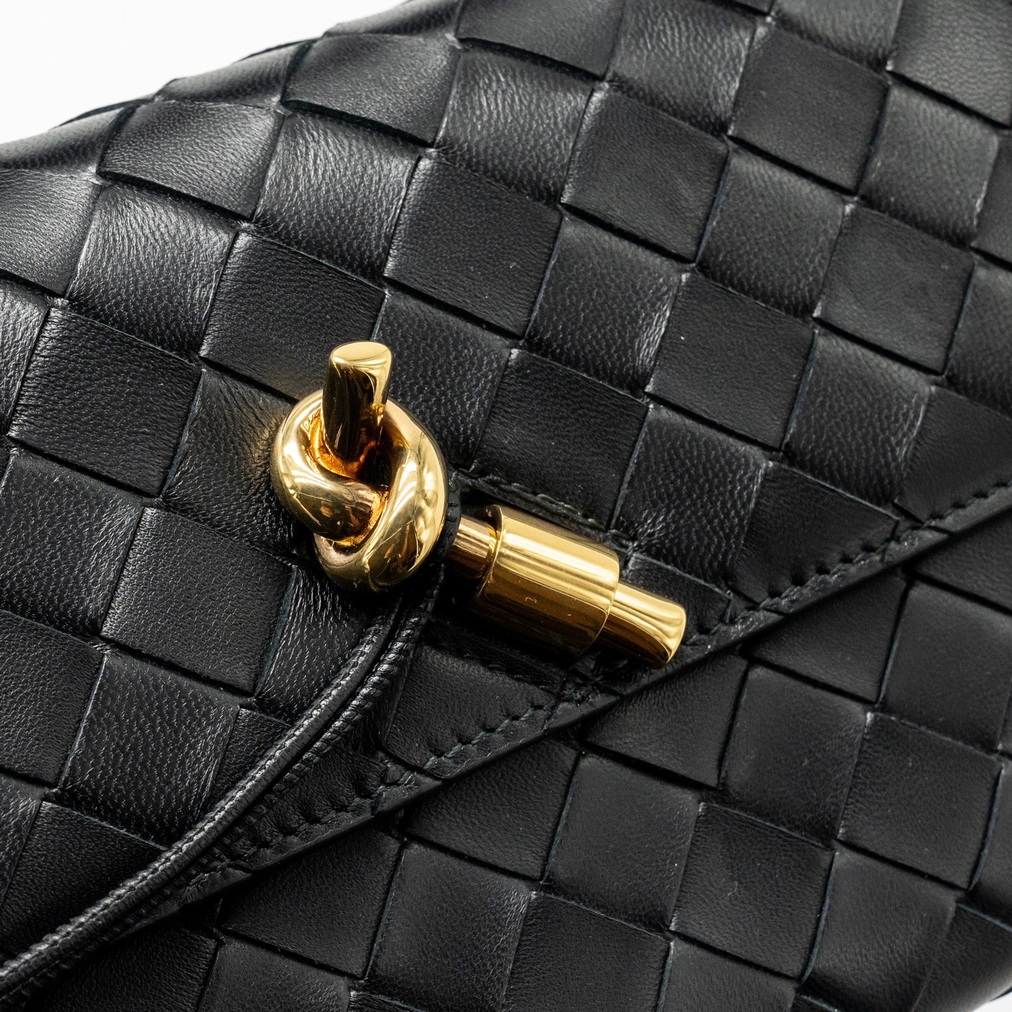 bottega-veneta-andiamo-clutch-lambskin-black-ghw