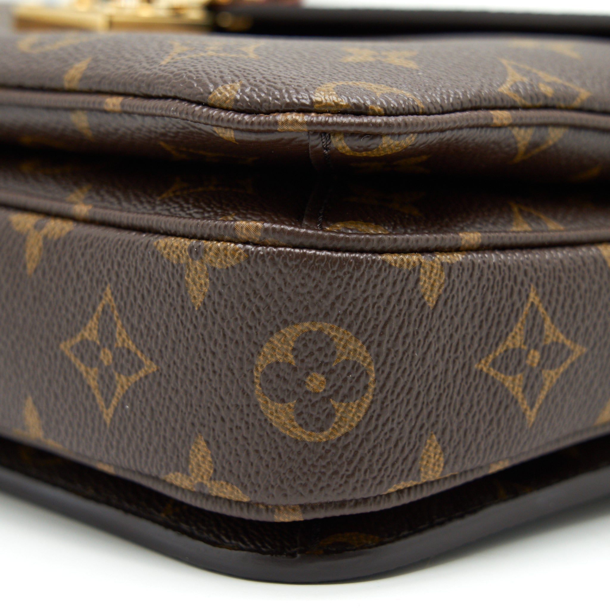 louis-vuitton-monogram-canvas-pochette-metis-1
