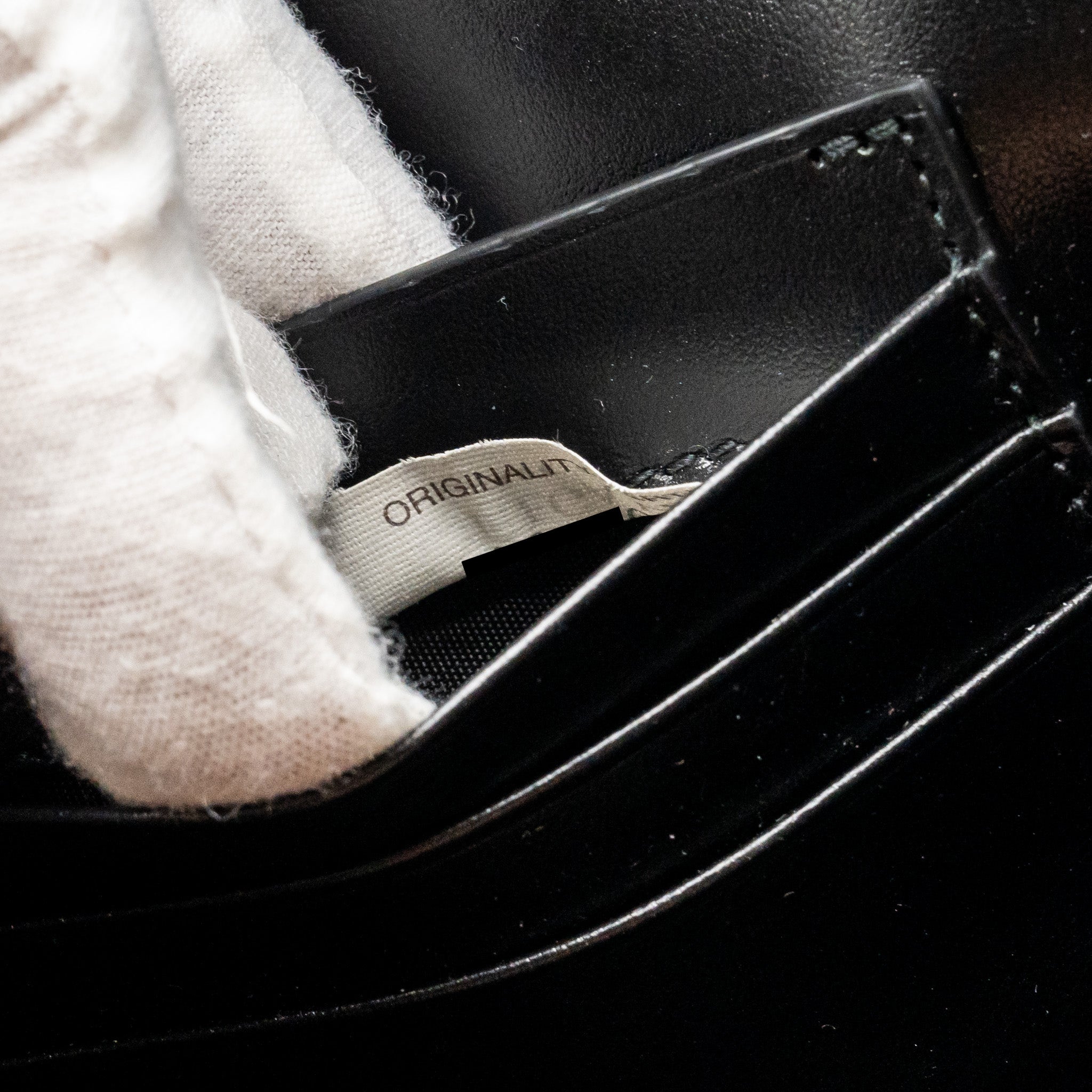 bottega-veneta-andiamo-clutch-lambskin-black-ghw