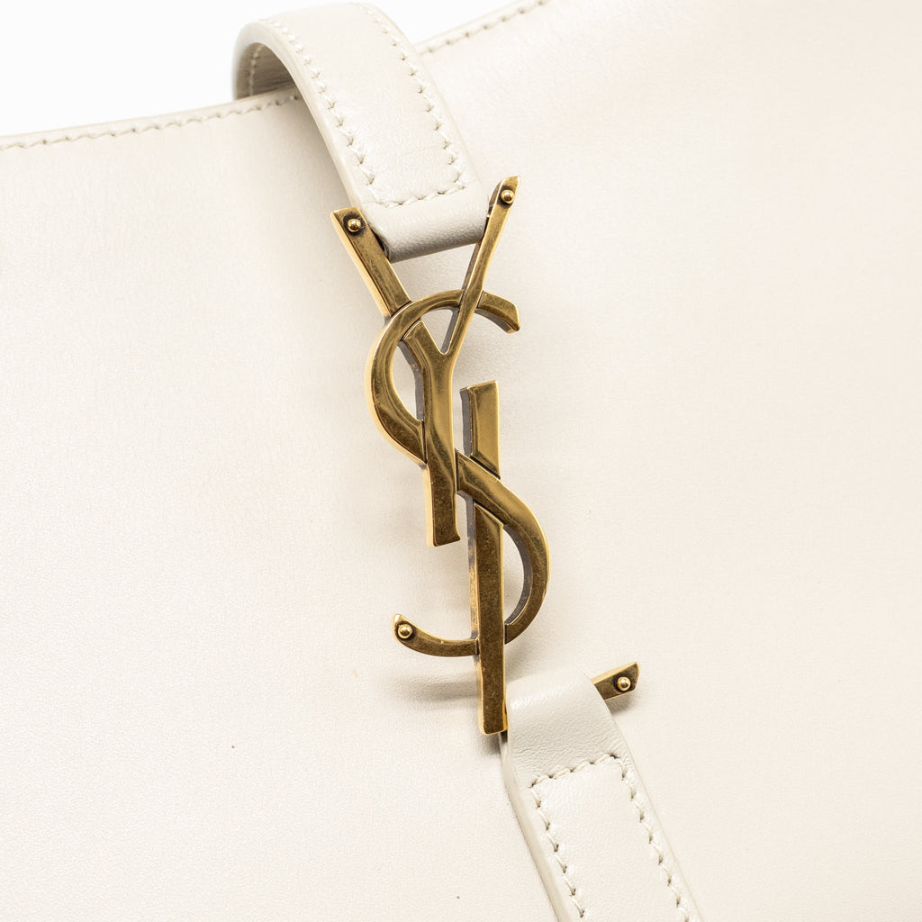 saint-laurent-le-5-a-7-hobo-calfskin-blanc-vintage-ghw