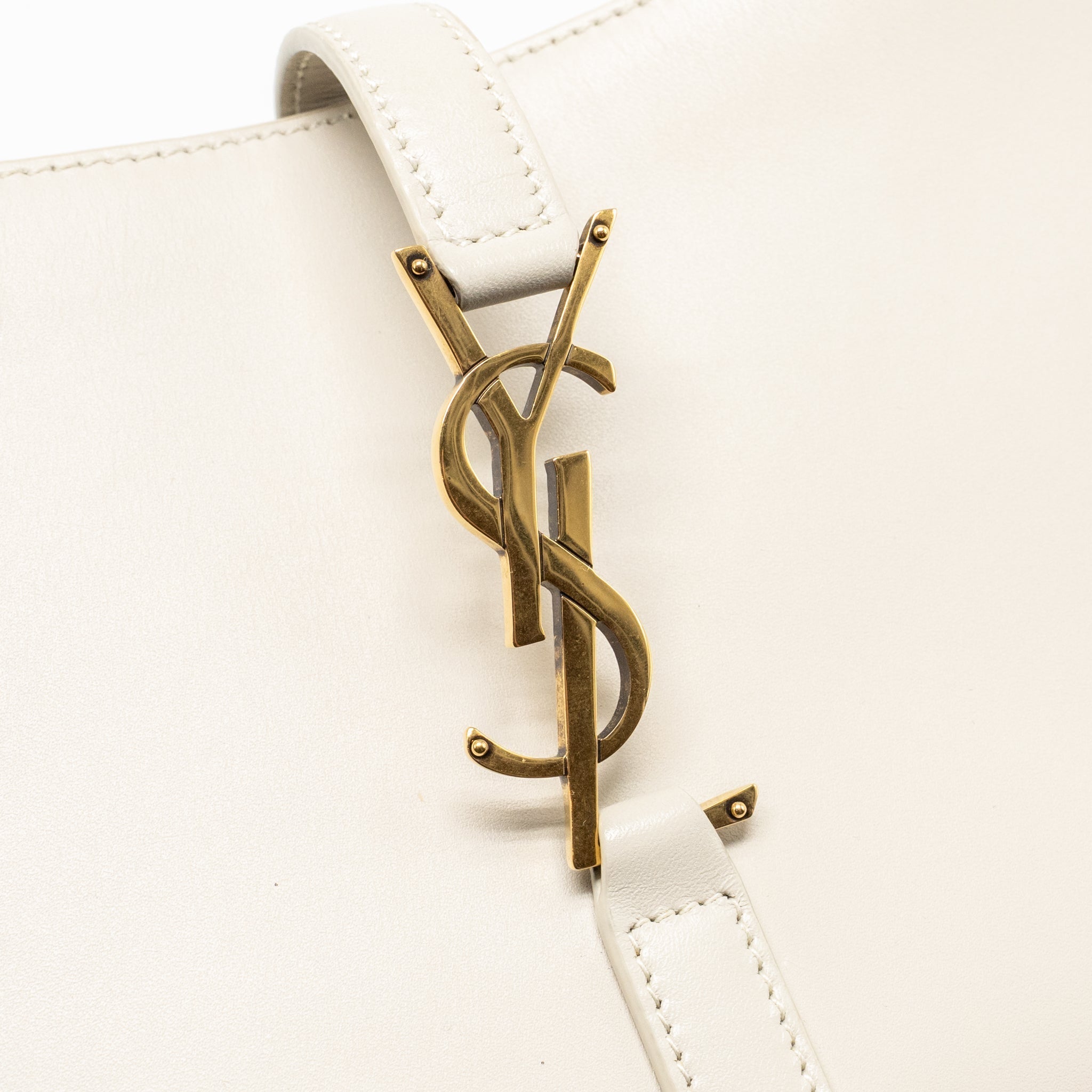 saint-laurent-le-5-a-7-hobo-calfskin-blanc-vintage-ghw