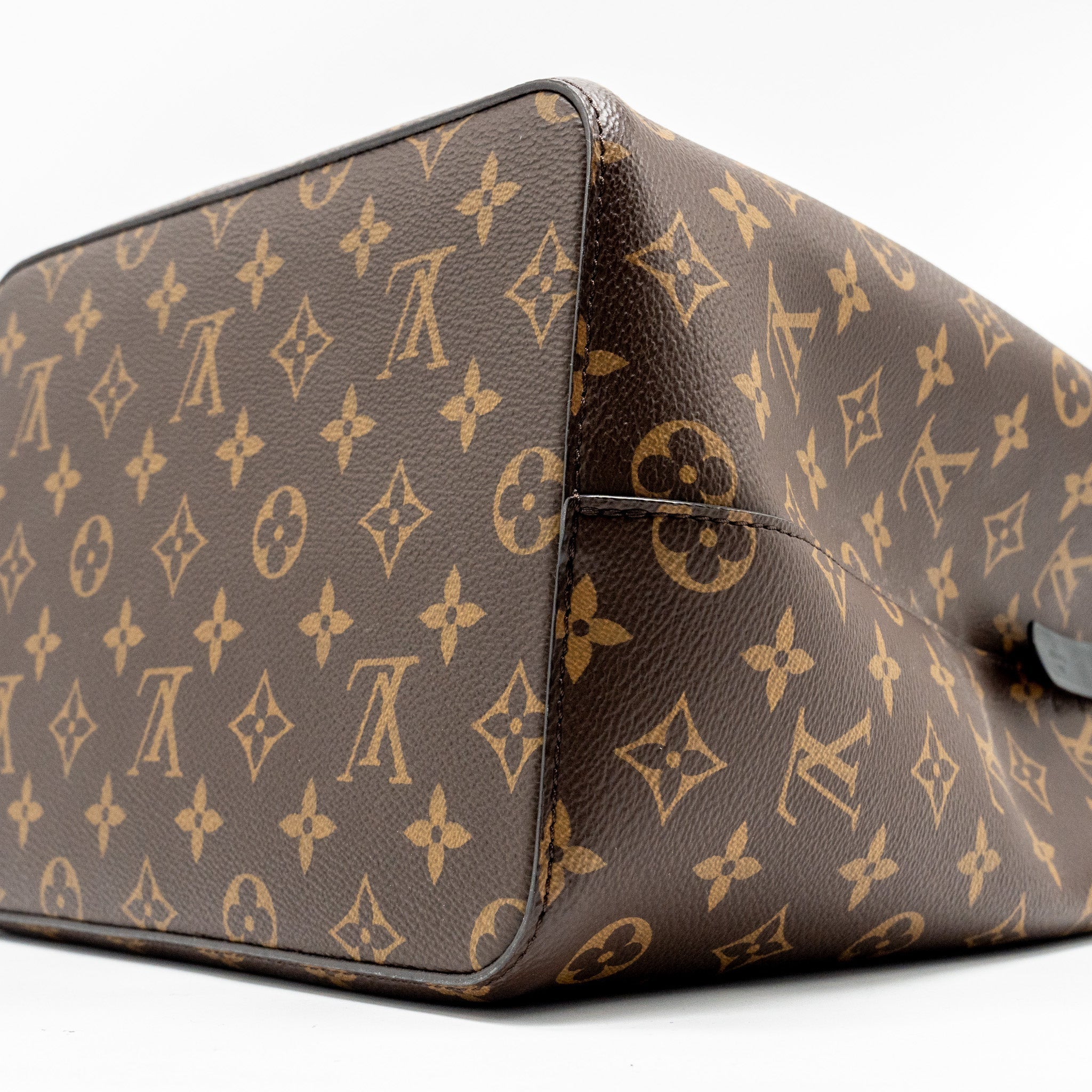 louis-vuitton-neonoe-monogram-canvas-black-ghw-4