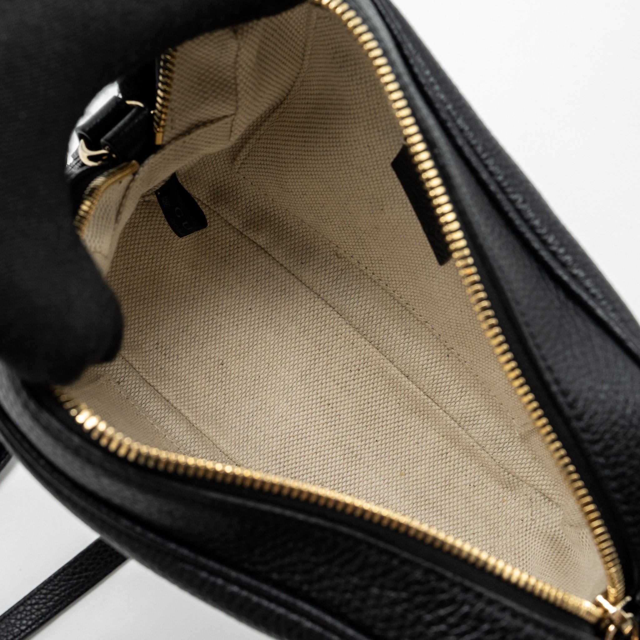 gucci-soho-disco-camera-bag-grained-calfskin-black-ghw