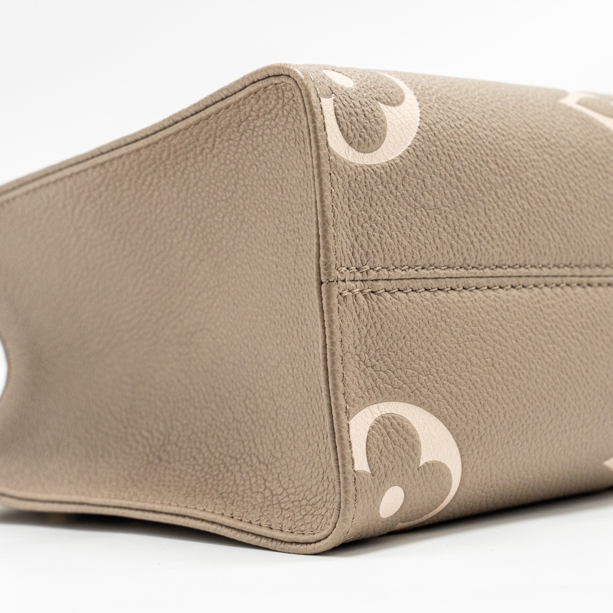 louis-vuitton-on-the-go-pm-bicolour-monogram-empreinte-leather-tourterelle-creme-ghw