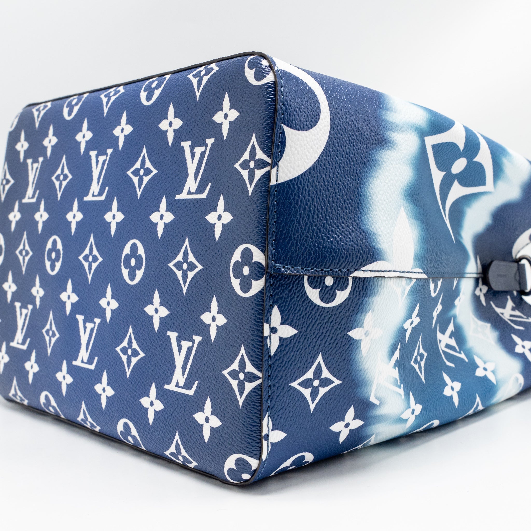 louis-vuitton-neonoe-lv-escale-mm-pastel-giant-monogram-canvas-blue-white-shw
