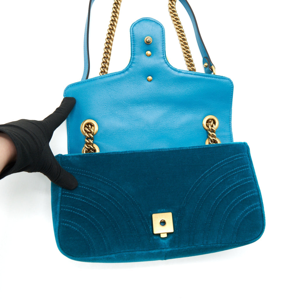 gucci-mini-marmont-flap-bag-velvet-green