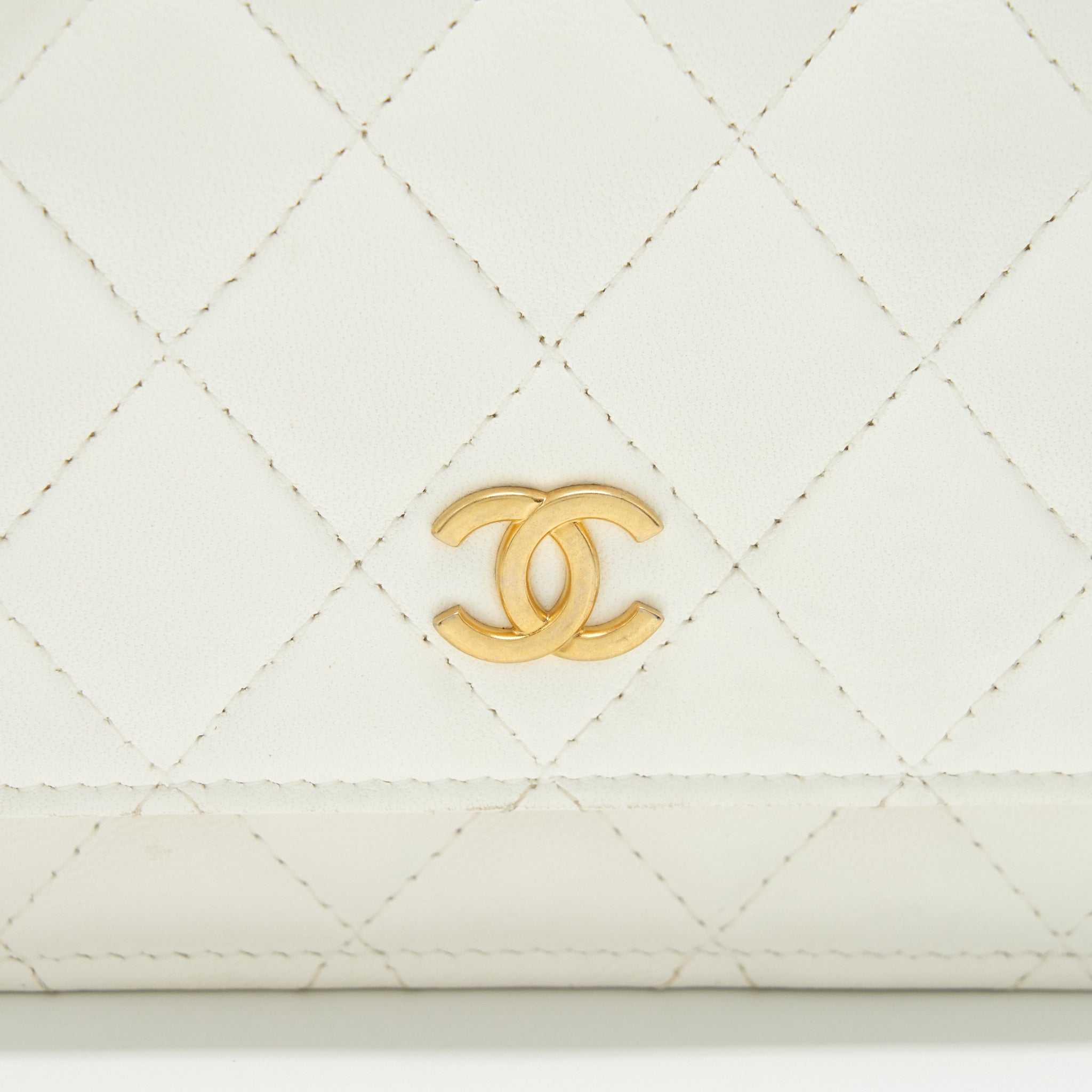 chanel-ruffles-mini-wallet-on-chains-white-ghw