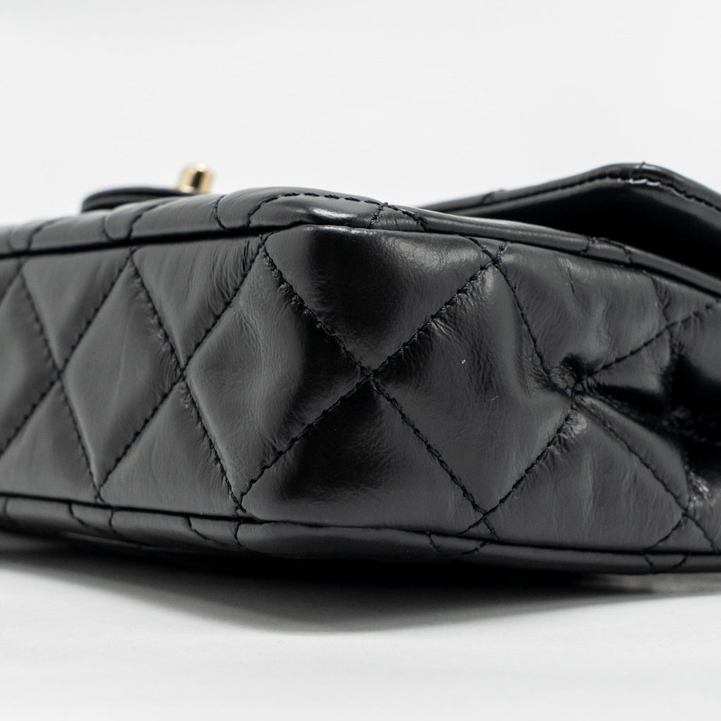 chanel-23a-classic-flap-clutch-shiny-calfskin-black-ghwmicrochip