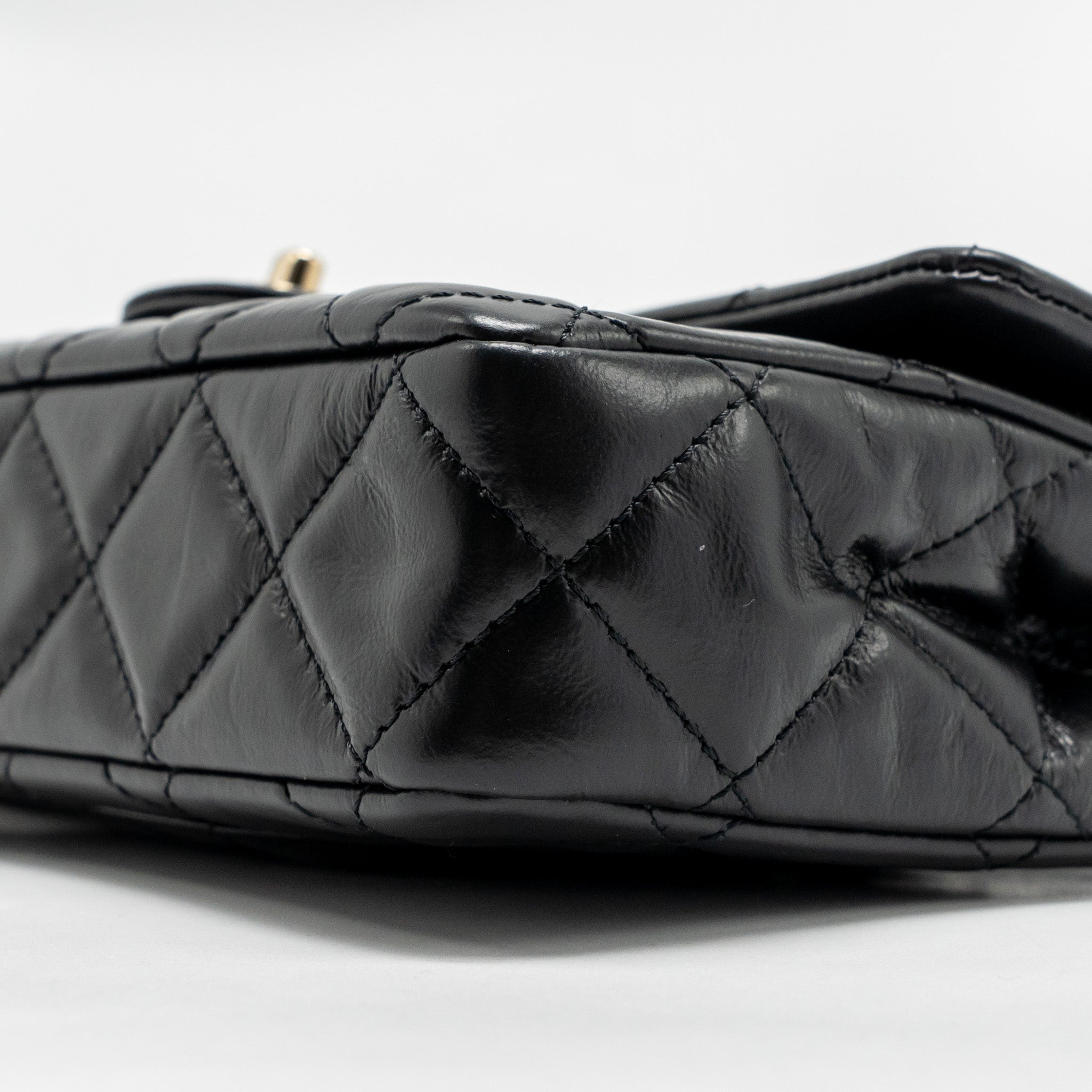 chanel-23a-classic-flap-clutch-shiny-calfskin-black-ghwmicrochip