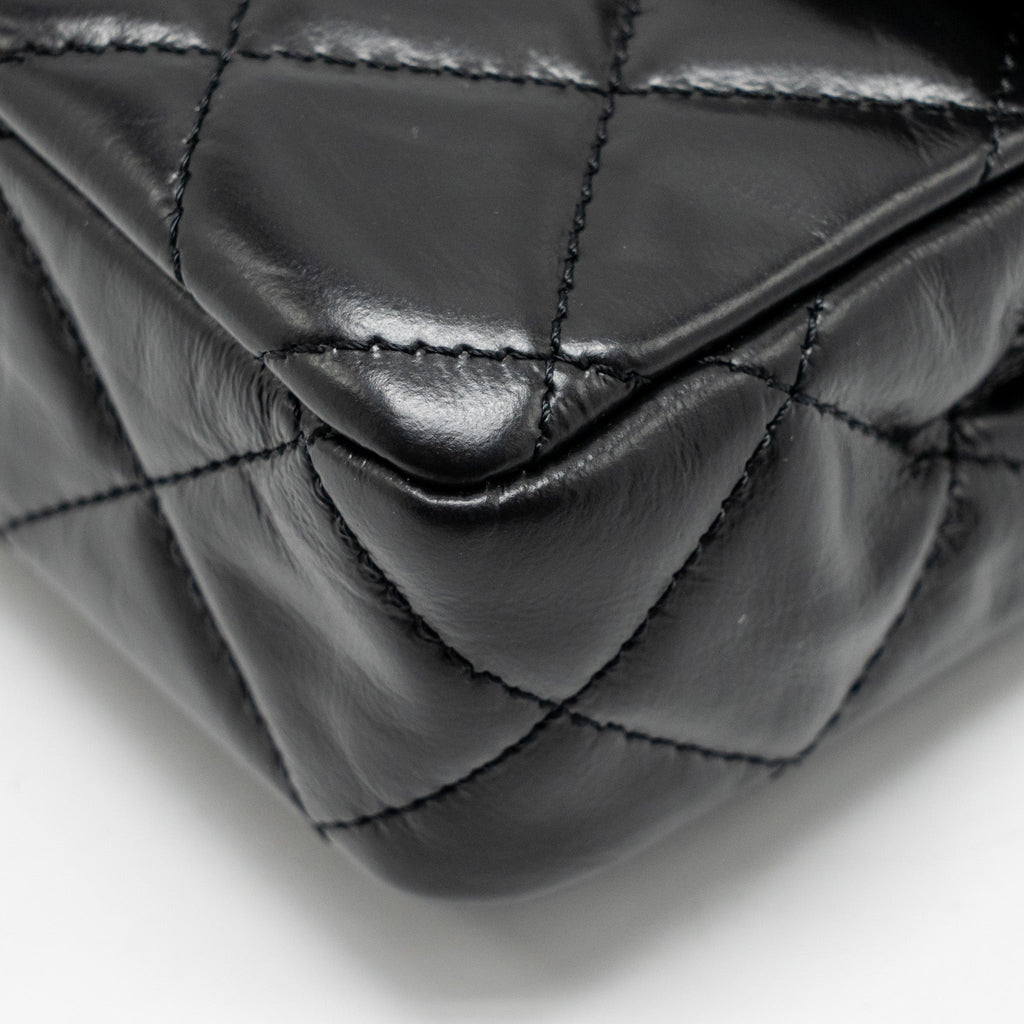 chanel-23a-classic-flap-clutch-shiny-calfskin-black-ghwmicrochip