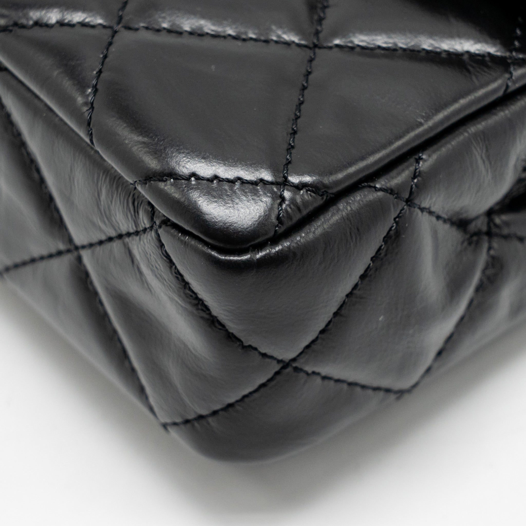 chanel-23a-classic-flap-clutch-shiny-calfskin-black-ghwmicrochip