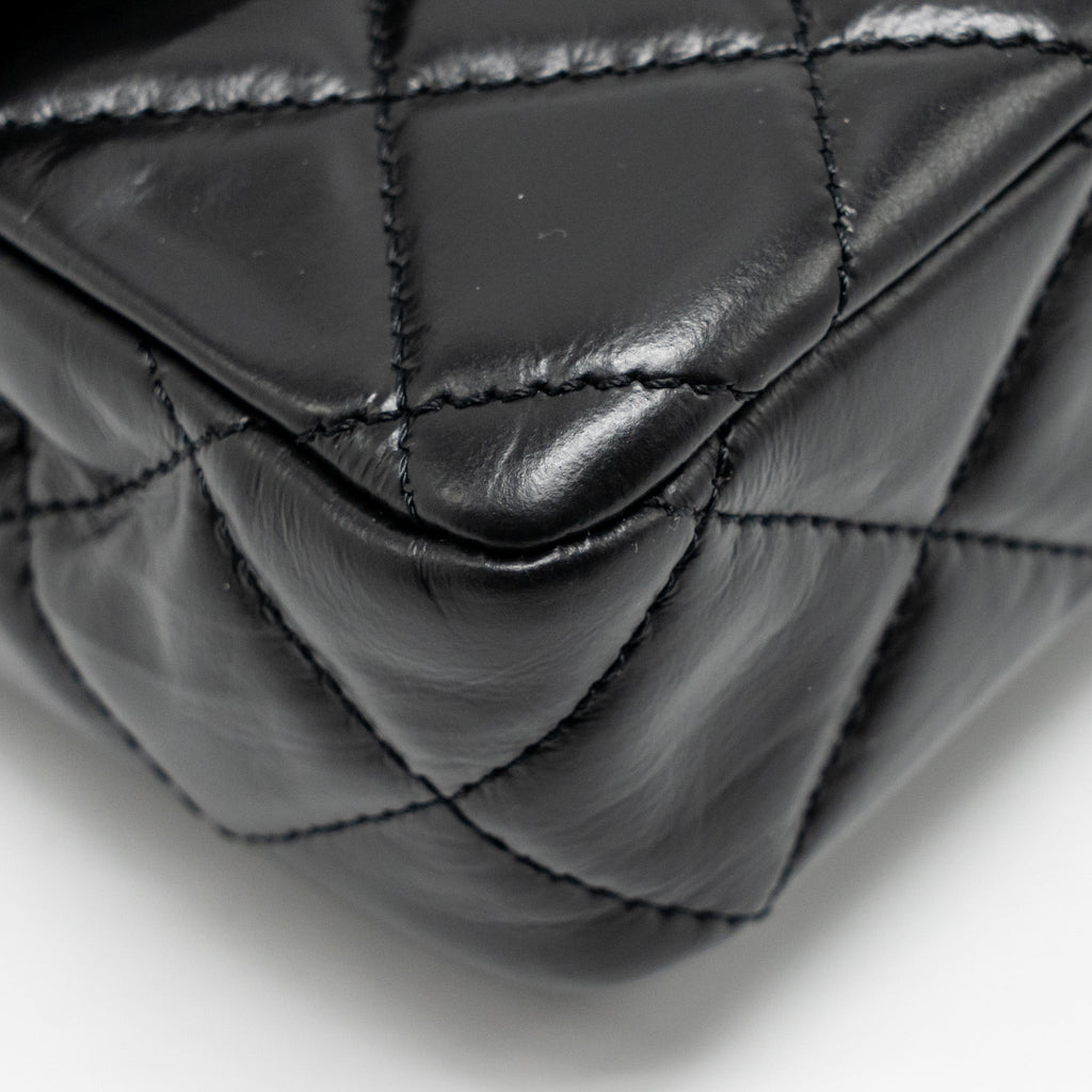 chanel-23a-classic-flap-clutch-shiny-calfskin-black-ghwmicrochip
